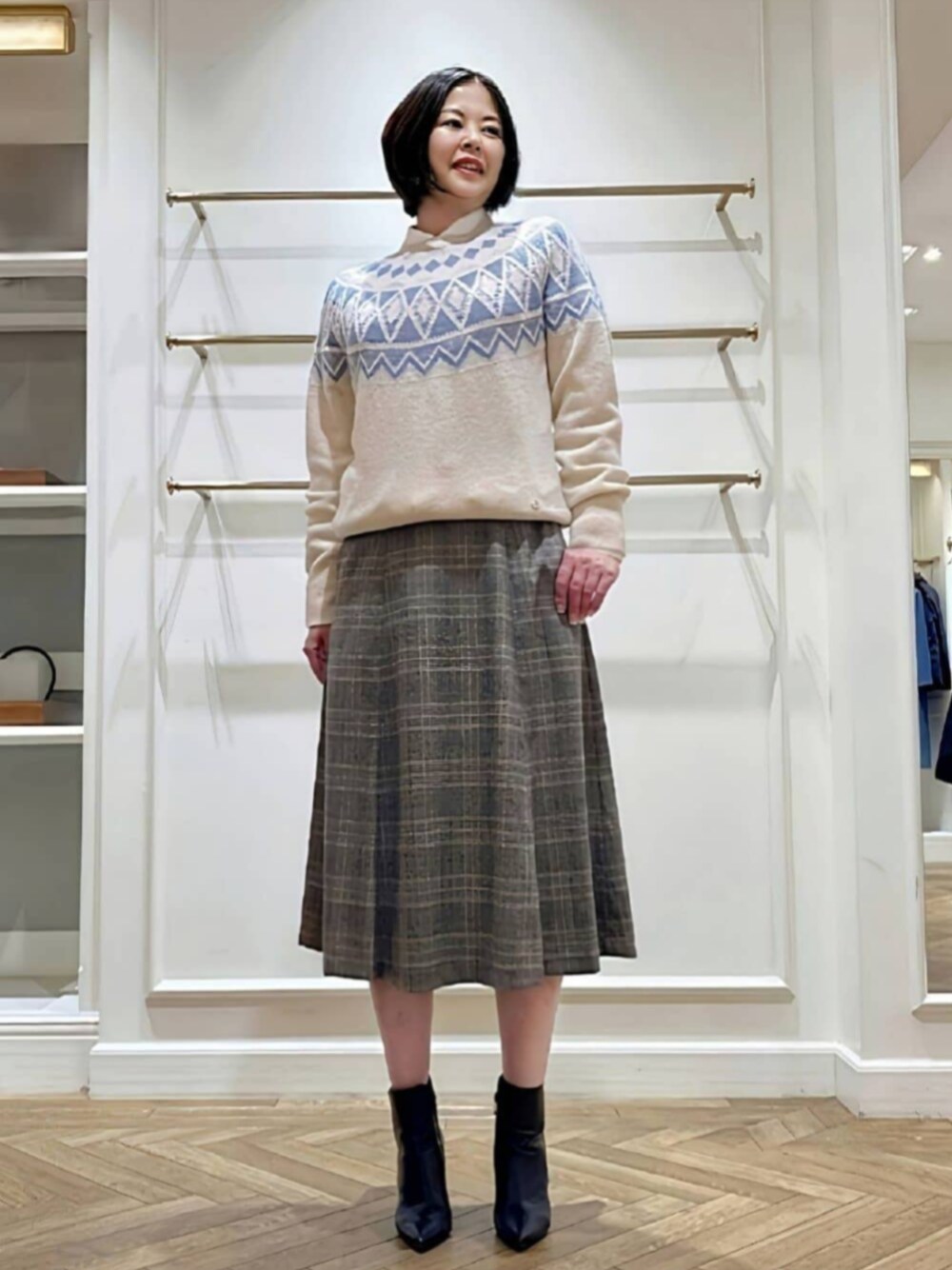 「冬を彩る色いろコーデ、MACKINTOSH LONDON、マッキントッシュロンドン、スタッフコーデ、骨格ストレート、パーソナルカラーサマー、大人カジュアル、大人ガーリー、ノルディック柄、パステルカラー、チェックスカート、休日スタイル、休日コーデ」｜「MACKINTOSH LONDONの【婦人画報掲載】フェアアイルパターンニットプルオーバー（ニット/セーター、ホワイト系）」を使った、美細津さん（レディース・164cm）の冬コーディネートの1枚目の写真