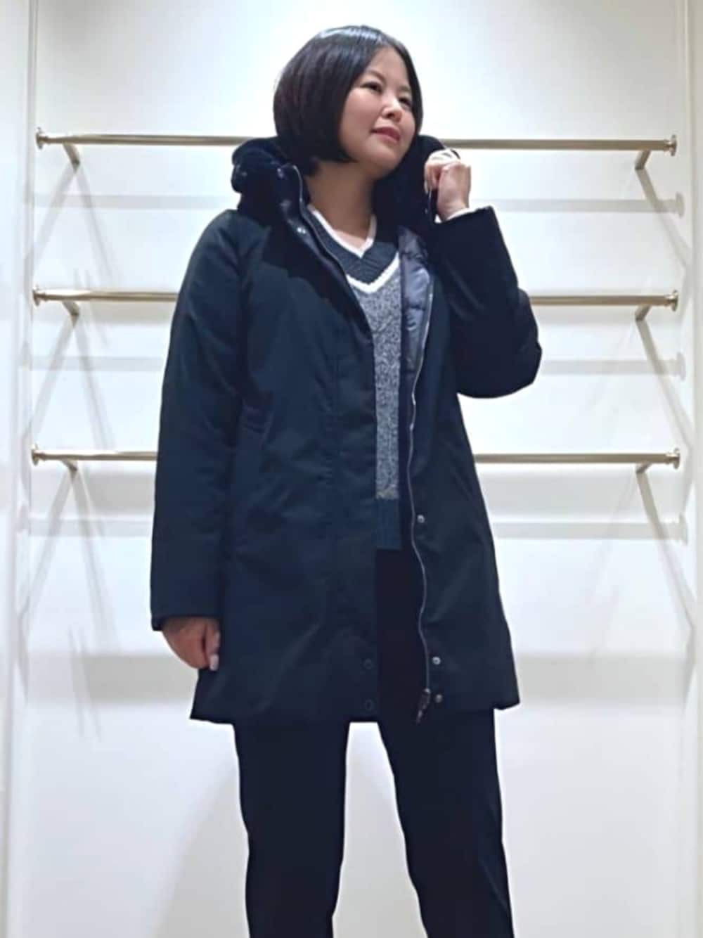 「MACKINTOSH LONDON、マッキントッシュロンドン、スタッフコーデ、骨格ストレート、パーソナルカラーサマー、リバーシブルコート、ダウンコート、ダウンコーデ、冬アウター、冬ファッション、Vネックニット、大人カジュアル、休日スタイル、休日コーデ、通勤スタイル」｜「MACKINTOSH LONDONの【PONTELAND/ポントランド】リバーシブルダウンコート（ダウンジャケット/コート、ブラック系）」を使った、美細津さん（レディース・164cm）の冬コーディネートの1枚目の写真