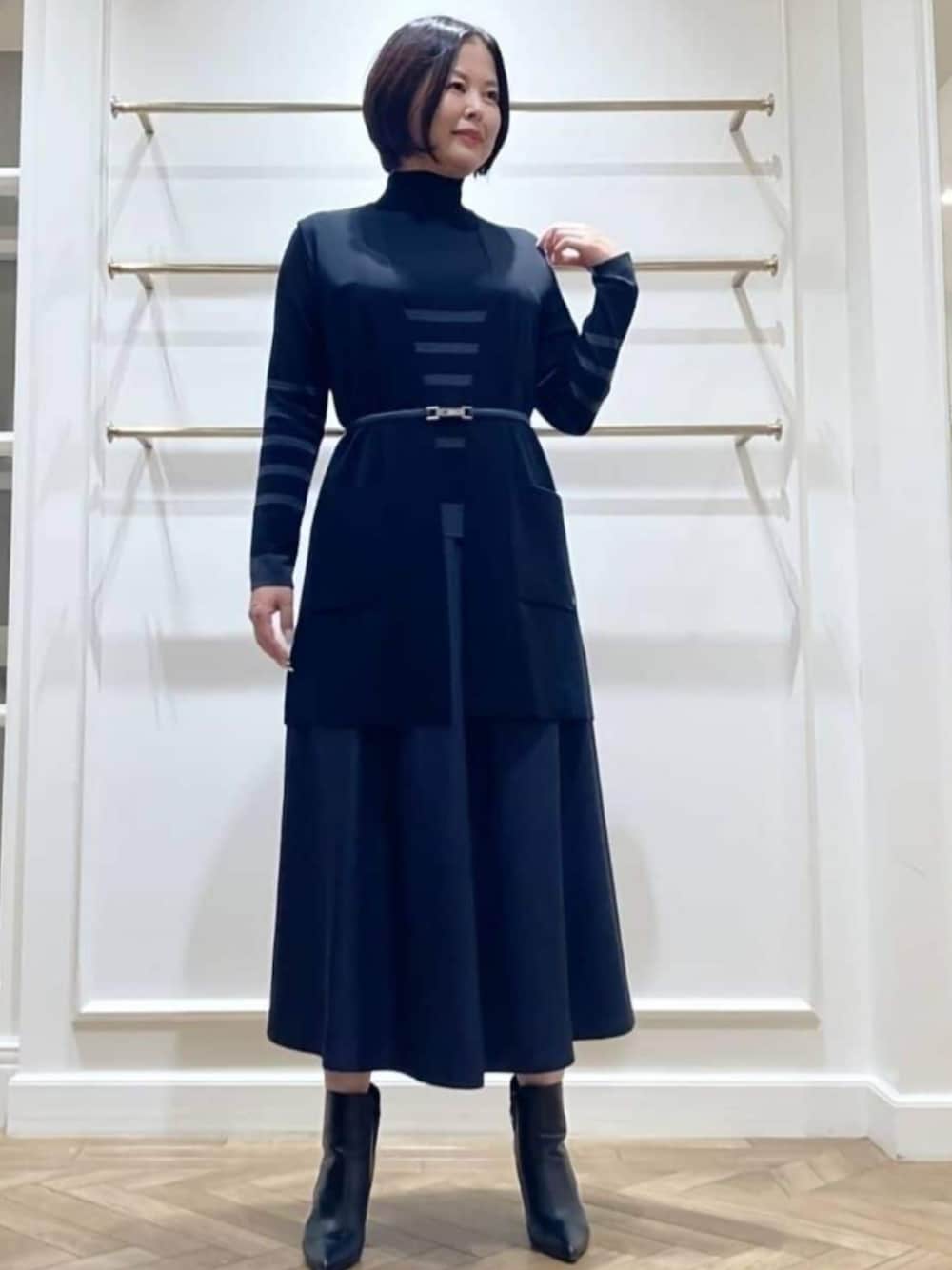 「MACKINTOSH LONDON、マッキントッシュロンドン、スタッフコーデ、骨格ストレート、ブルベ夏」｜「MACKINTOSH LONDONのクリアニットフルニードルジレ（ベスト、ブラック系）」を使った、美細津さん（レディース・164cm）の冬コーディネートの1枚目の写真