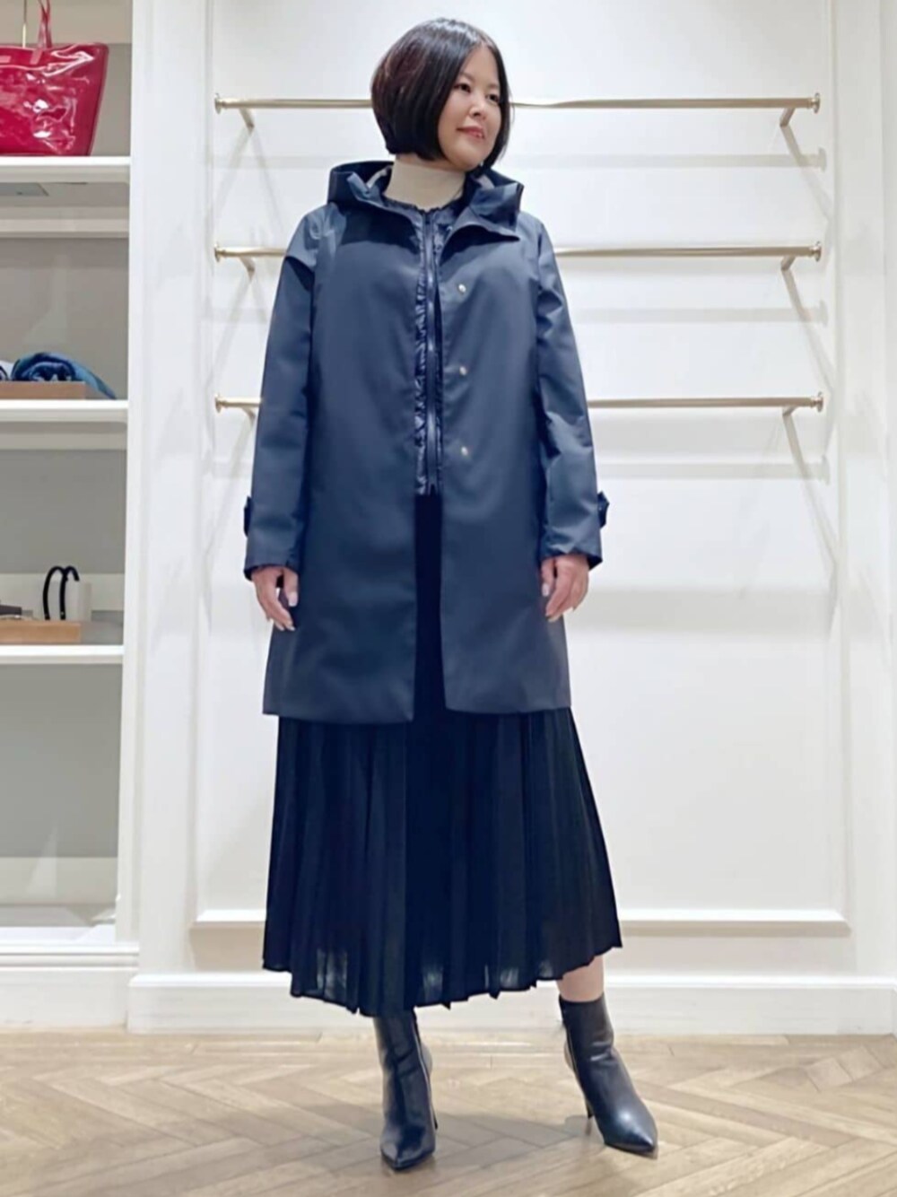 「MACKINTOSH LONDON、マッキントッシュロンドン、スタッフコーデ、骨格ストレート、パーソナルカラーサマー、フードコート、フード付きアウター、オールシーズン、ダウンベスト、プリーツスカート、大人カジュアル、大人コーデ、大人ガーリー、きれい目カジュアル、おしゃ見えテクニック」｜「MACKINTOSH LONDONの【エクラ掲載】ジャージプリーツスカート（スカート、ブラック系）」を使った、美細津さん（レディース・164cm）の冬コーディネートの1枚目の写真