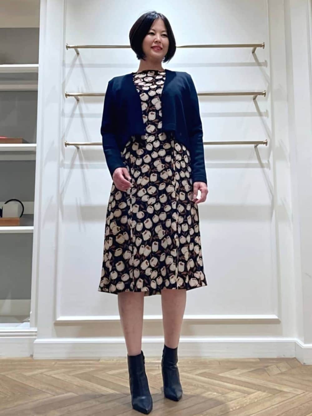 「MACKINTOSH LONDON、マッキントッシュロンドン、スタッフコーデ、骨格ストレート、パーソナルカラーサマー、ドレス、オケージョン、オケージョンスタイル、ショートカーディガン、きれいめコーディネート、大人女子」｜「MACKINTOSH LONDONの【婦人画報掲載】ブロッサムプリントワンピース（ワンピース、ブラック系）」を使った、美細津さん（レディース・164cm）の冬コーディネートの1枚目の写真