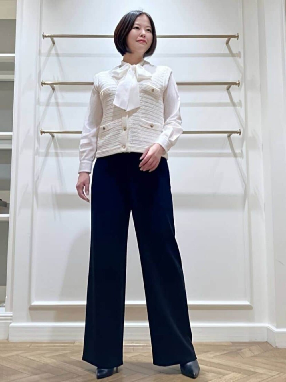 「MACKINTOSH LONDON、スタッフコーデ、ブルベ夏、骨格ストレート」｜「MACKINTOSH LONDONのコットンナイロンボイル2WAYノーカラーボウタイブラウス（シャツ/ブラウス、ホワイト系）」を使った、美細津さん（レディース・164cm）の冬コーディネートの1枚目の写真
