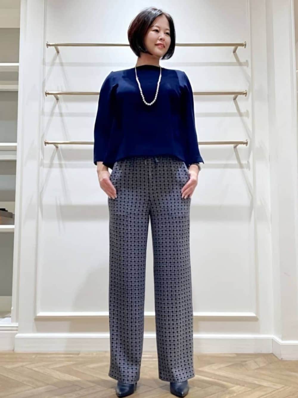 「MACKINTOSH LONDON、マッキントッシュロンドン、スタッフコーデ、ブルベ夏、骨格ストレート」｜「MACKINTOSH LONDONのポリエステルバックサテンプルオーバーブラウス（シャツ/ブラウス、ブルー系）」を使った、美細津さん（レディース・164cm）の冬コーディネートの1枚目の写真