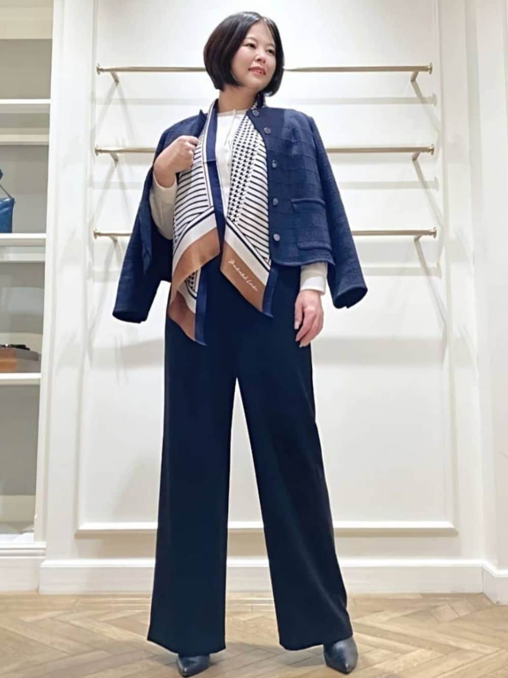 「MACKINTOSH LONDON、マッキントッシュロンドン、スタッフコーデ、ブルべ夏、骨格ストレート、ノーカラージャケット」｜「MACKINTOSH LONDONのコットンツイードノーカラージャケット（ノーカラージャケット、ブルー系）」を使った、美細津さん（レディース・164cm）の冬コーディネートの1枚目の写真