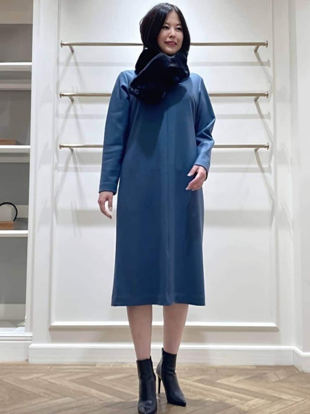 「MACKINTOSH LONDON、マッキントッシュロンドン、スタッフコーデ、ブルベ夏、骨格ストレート」｜「MACKINTOSH LONDONの【婦人画報掲載】ウォッシャブルスムースウールワンピース（ワンピース、ブルー系）」を使った、美細津さん（レディース・164cm）の冬コーディネートの1枚目の写真