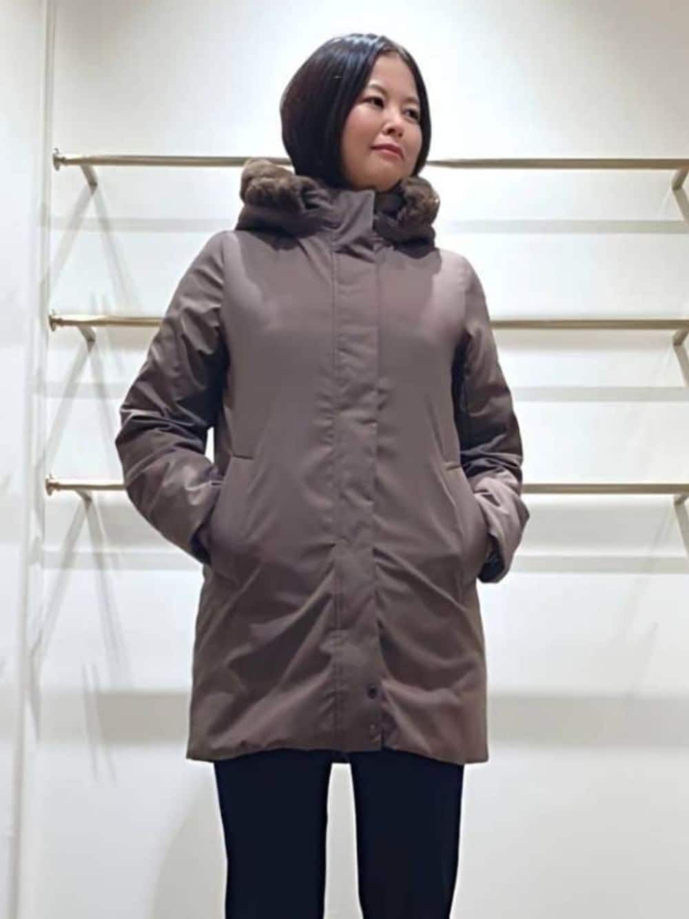 「MACKINTOSH LONDON、マッキントッシュロンドン、スタッフコーデ、骨格ストレート、パーソナルカラーサマー、リバーシブルコート、おしゃ見えテクニック、ダウンコート、ダウンコーデ、フード付きアウター、冬コーデ、冬アウター、大人カジュアル、大人コーデ、休日スタイル」｜「MACKINTOSH LONDONの【PONTELAND/ポントランド】リバーシブルダウンコート（ダウンジャケット/コート、ブラウン系）」を使った、美細津さん（レディース・164cm）の冬コーディネートの1枚目の写真