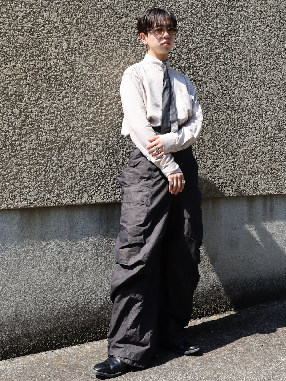 「春めき満開コーデ、ネクタイ、シンプルスタイル、春夏コーデ、今日のコーデ、春服、シャツスタイル、ブーツ、キレイめ、休日スタイル、outfit、シンプルコーデ、ピンク、最近のいい感じコーデ、海外系ファッション」｜「SUBLATIONSのSHEEP LEATHER NARROW TIE .12【BLACK】（ネクタイ、ブラック系）」を使った、To-kiさん（メンズ・175cm）の春コーディネートの1枚目の写真