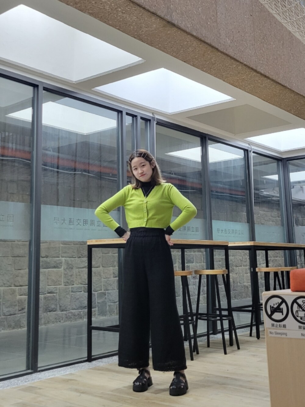 「ootd、街頭穿搭、秋コーデ、日系極簡、日系极简、日系、日系休闲、休閒、休闲、GU、earth music&ecology、大学生、短髪、通勤穿搭、通勤コーデ」｜「earth music&ecologyのアイテム（チノパンツ、ブラック系）」を使った、我是傑利(¯︶¯)さん（レディース・165cm）の冬コーディネートの1枚目の写真