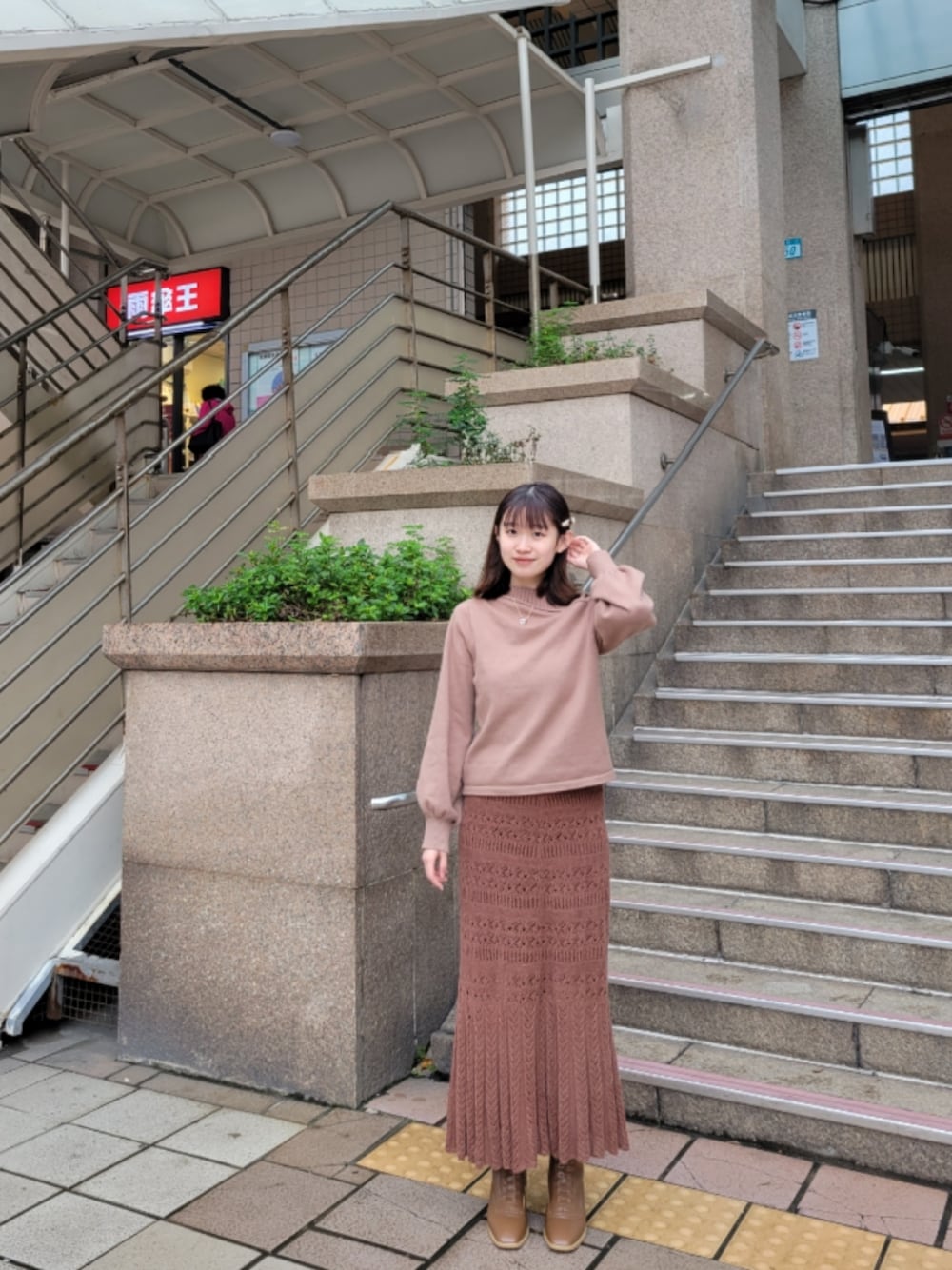 「ootd、街頭穿搭、冬、冬コーデ、日系極簡、日系极简、日系、大人カジュアル、大人コーデ、大人女子、AZUL by moussy、moussy、LOWRYS FARM、捷運站、靴」｜「AZUL by moussyのアイテム（ニット/セーター、ブラウン系）」を使った、我是傑利(¯︶¯)さん（レディース・165cm）の冬コーディネートの1枚目の写真