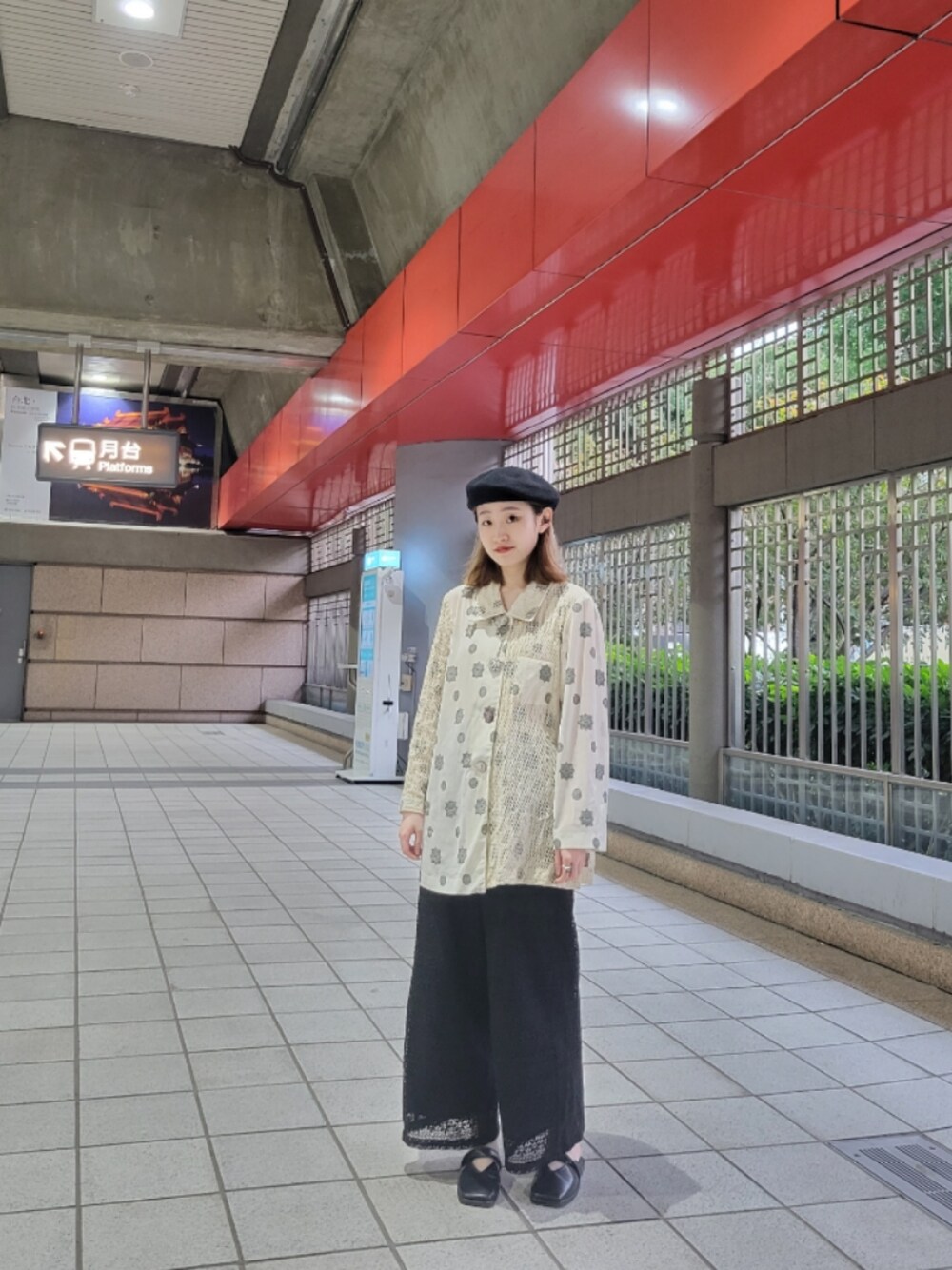 「ファッションを楽しもう、ootd、古着、襯衫、黑白搭配、日系極簡、日系极简、秋コーデ、街頭穿搭、vintage、VINTAGE、vintage style、捷運站、earth music&ecology、古着MIX」｜「ig @jellyspaletteのアイテム（ハンチング/ベレー帽、ブラック系）」を使った、我是傑利(¯︶¯)さん（レディース・165cm）の秋コーディネートの1枚目の写真