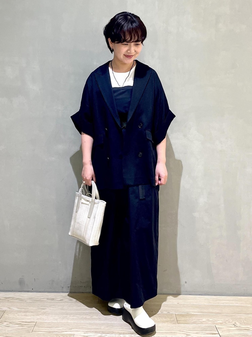 「アダムエロペ、アダムエロペfemme、2025SS、ショートスリーブジャケット、ショートスリーブ、コンビワンピース、初夏コーデ、夏コーデ、授業参観日コーデ、デートコーデ、お出かけコーデ、旅行コーデ、スポーツミックス、大人カジュアル、レイヤード」｜「ADAM ET ROPE'の【サステナブル】・【新色追加】ショートスリーブシャツJK（その他アウター、ブラック系）」を使った、takedaさん（レディース・154cm）の春コーディネートの1枚目の写真