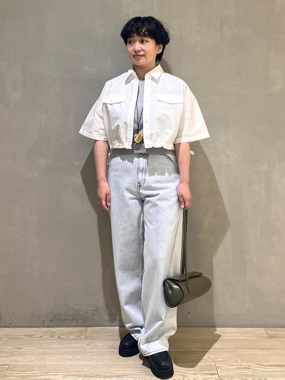 グレー系のTシャツ/カットソー、ブルー系のデニムパンツ、ホワイト系のシャツ/ブラウスを着用したレディースの夏コーディネートの1枚目の写真