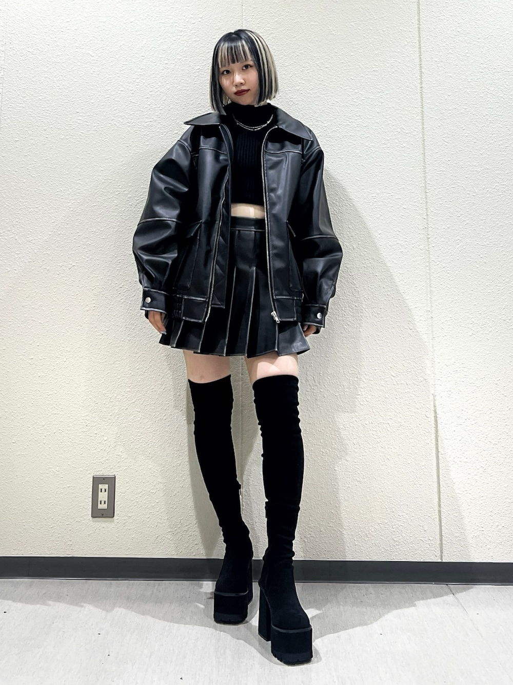 「EMODA、EMODAコーデ、オールブラック、レザーセットアップ、レザーブルゾン、レザースカート、プリーツスカート、クロップドトップス、脚長効果、厚底ブーツ、ニーハイブーツ」｜「EMODAのスパークルダブルネックレス（ネックレス、シルバー系）」を使った、田中愛生さん（レディース・158cm）の秋コーディネートの1枚目の写真