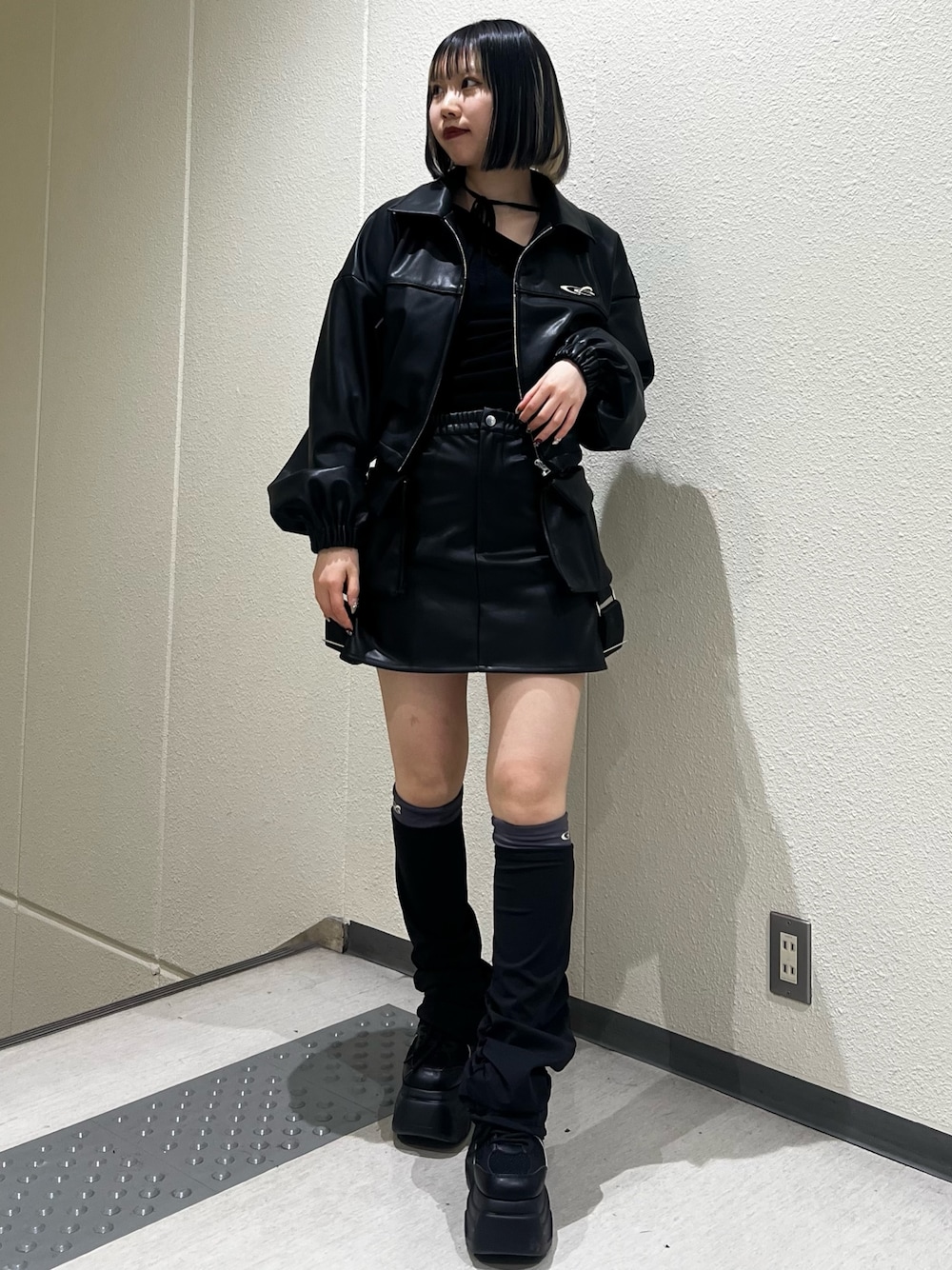 「EMODA、EMODAコーデ、レザージャケット、レザースカート、レザーセットアップ、チョーカートップス、チョーカーニット、厚底シューズ、厚底スニーカー、レッグウォーマー」｜「EMODAのハングベルトカーゴスカート（スカート、ブラック系）」を使った、田中愛生さん（レディース・158cm）の冬コーディネートの1枚目の写真