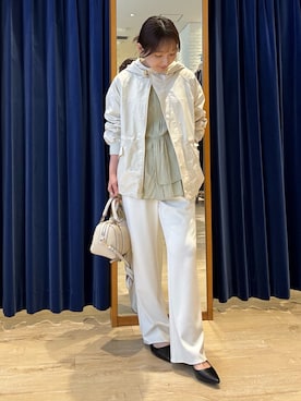 「MICO COULIER（ミコクリエ）のT/Rローンデザインヘムブラウス（シャツ/ブラウス、グリーン系）」を使った、tomonaさん（レディース・159cm）の春コーディネート
