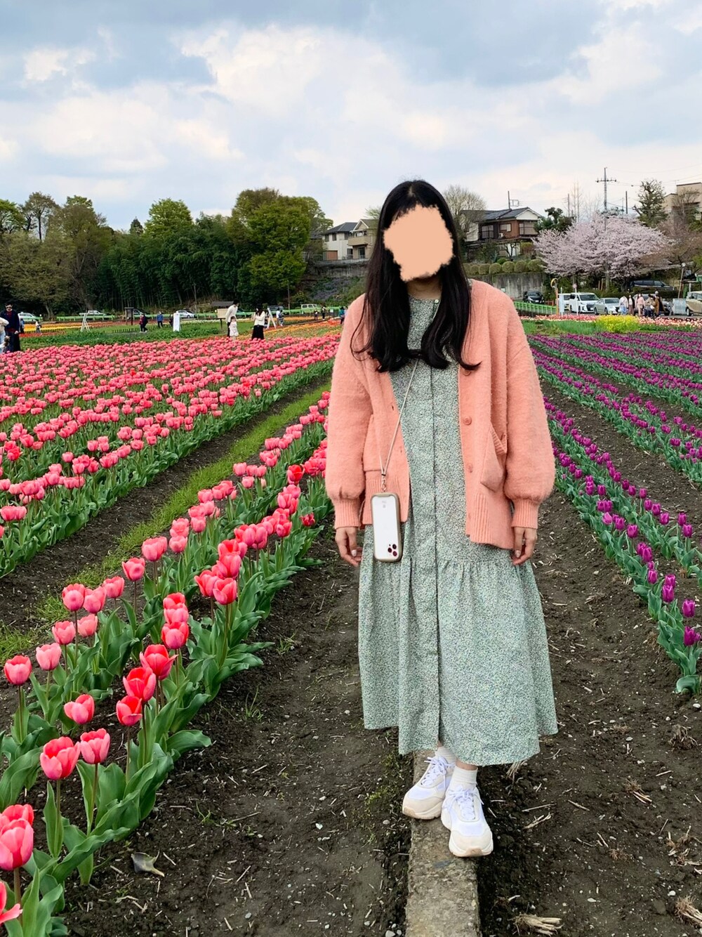 カーディガン/ボレロ（オレンジ系）を使った「花柄ワンピース