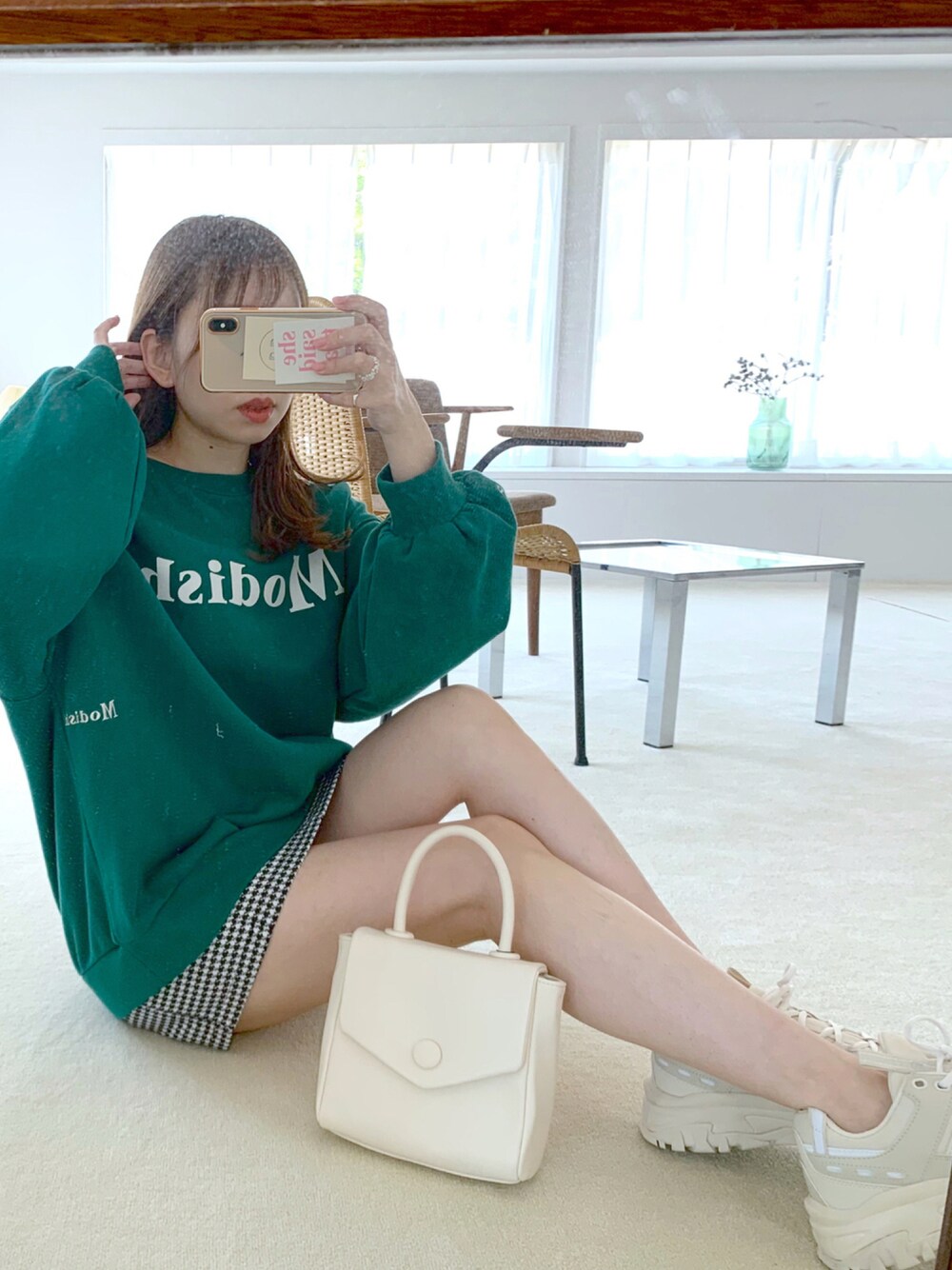 「Heather、低身長コーデ、低身長、休日スタイル、ゆるコーデ、スウェット、ロゴスウェット、スニーカー、スニーカーコーデ、チェックスカート、シンプル、韓国ファッション、韓国風コーデ、ビッグシルエット」｜「HeatherのボタンフラップBAG　215327（ショルダーバッグ、ホワイト系）」を使った、みさっきーさん（レディース・154cm）の夏コーディネートの1枚目の写真