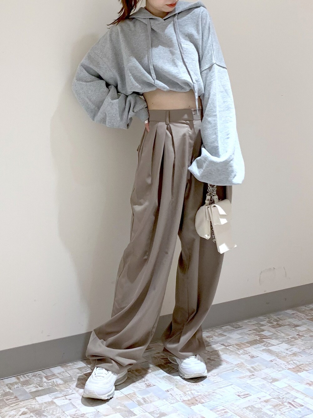 「Heather、低身長、低身長コーデ、カジュアル、タックパンツ、ワイドパンツ、スニーカー、パーカー、ショートパーカー、ショート丈トップス、韓国ファッション、韓国風コーデ、パンツスタイル、ゆるコーデ、ボリューム袖」｜「HeatherのHOLiCショートフーディー　214608（パーカー、グレー系）」を使った、みさっきーさん（レディース・154cm）の夏コーディネートの1枚目の写真