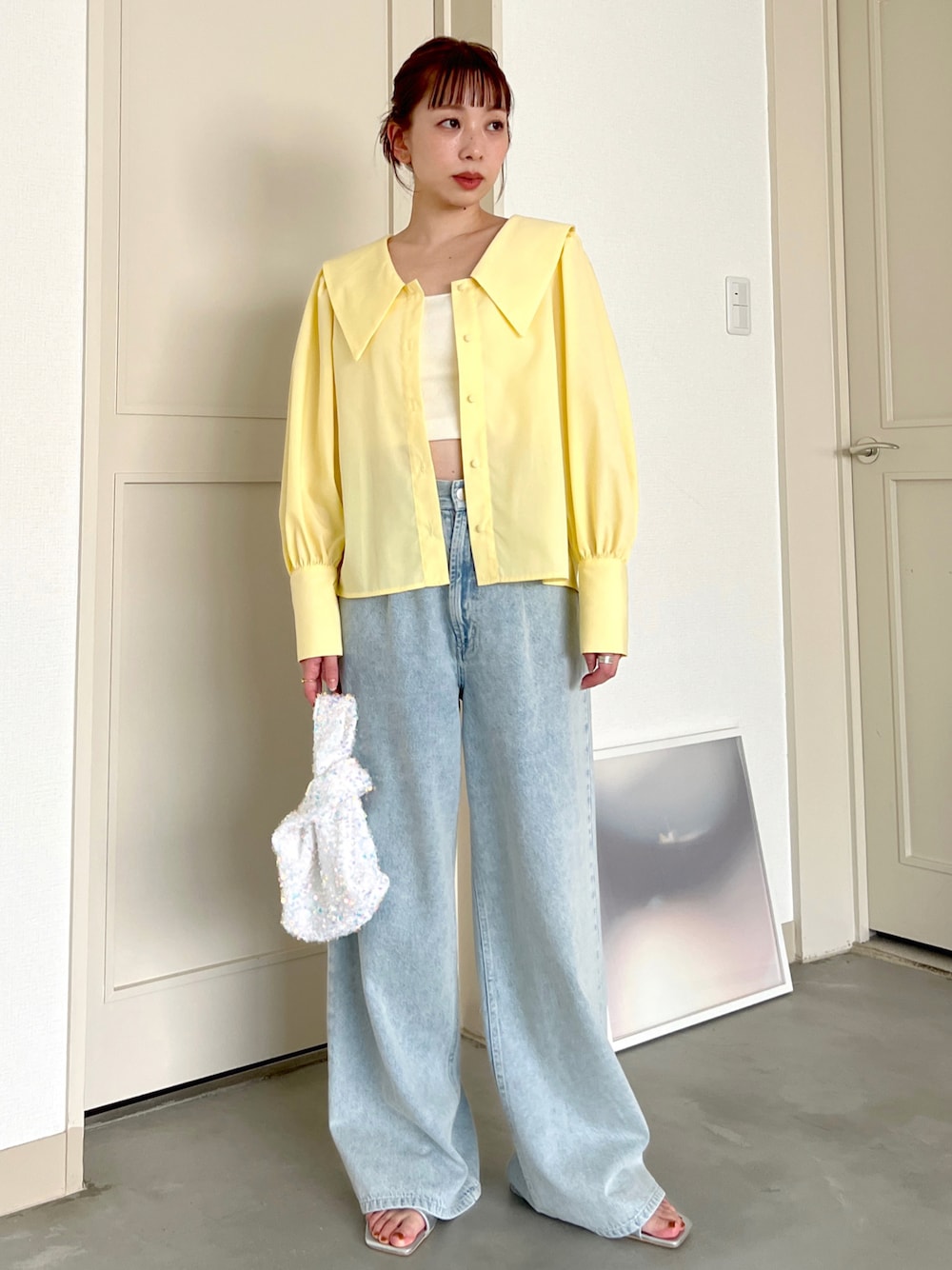「Heather、へザー、春服デビュー宣言、デニム、春コーデ、シャツスタイル、デニムパンツ、イエロー、春服、春カラー、ゆるコーデ、カラーコーデ」｜「Heatherのハイウエストデニムワイドパンツ　184434（デニムパンツ、ブルー系）」を使った、みさっきーさん（レディース・154cm）の春コーディネートの1枚目の写真
