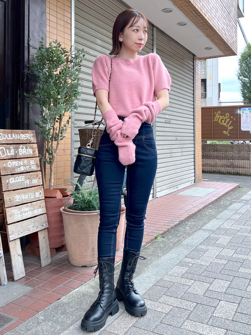 「Heather、へザー、低身長、低身長コーデ、スキニーデニム、アームウォーマー、ミドルブーツ、初秋コーデ、パンツコーデ、カラー×コーデ、秋冬コーデ、トレンド、バニティバッグ」｜「HeatherのヘザーISKOスキニー　820141（デニムパンツ、ブルー系）」を使った、みさっきーさん（レディース・154cm）の秋コーディネートの1枚目の写真
