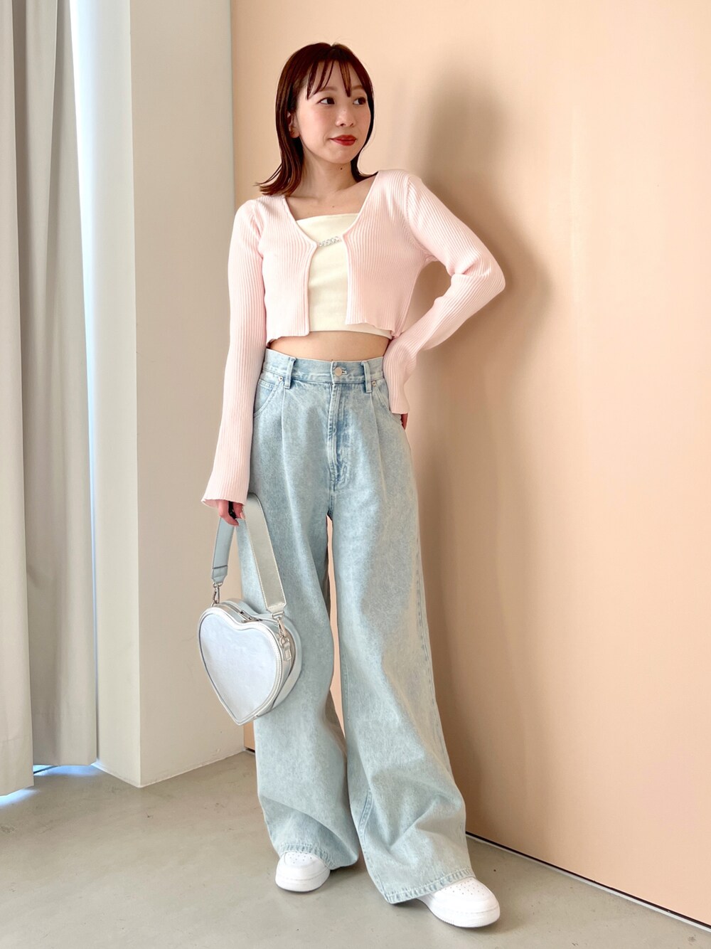 「Heather、へザー、韓国ファッション、ニット、ショート丈トップス、ワイドパンツ、デニム、ハイウエストパンツ、エアフォースワン、休日コーデ、パンツコーデ、ゆったりコーデ、カジュアルコーデ」｜「Heatherのハイウエストデニムワイドパンツ　184434（デニムパンツ、ブルー系）」を使った、みさっきーさん（レディース・154cm）の冬コーディネートの1枚目の写真