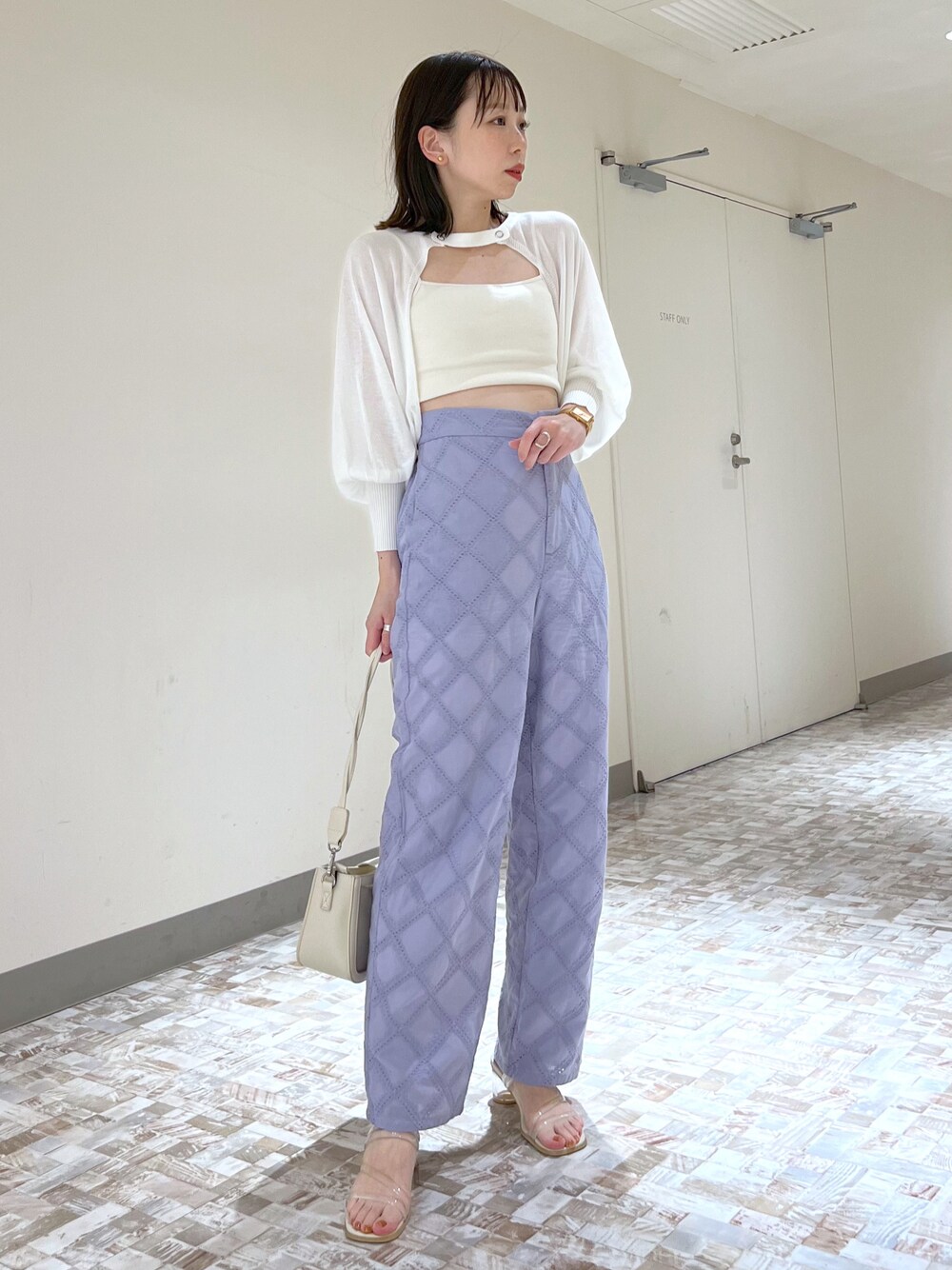「へザー、Heather、シンプルコーデ、シアー、ボレロ、カーディガン、夏、カラーパンツ、パンツスタイル、低身長コーデ、低身長女子、肌見せ、カップ付きキャミソール」｜「Heatherのクリアヒールサンダル　270625（サンダル、ホワイト系）」を使った、みさっきーさん（レディース・154cm）の春コーディネートの1枚目の写真