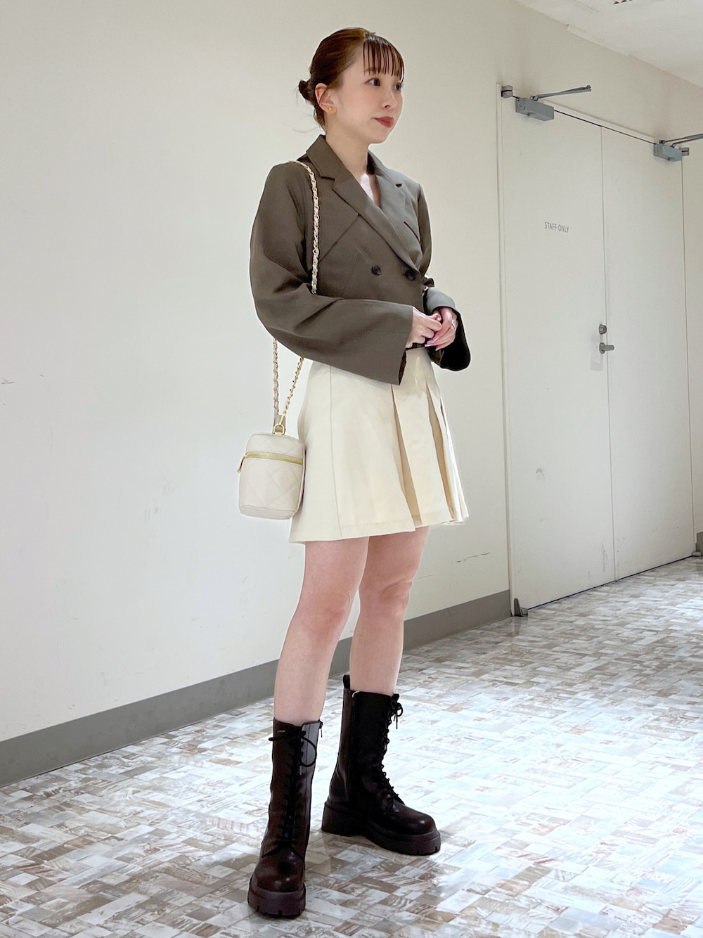 「Heather、へザー、ショートジャケット、ジャケット、プリーツスカート、ミニスカート、レースアップシューズ、ブーツ、春コーデ、ジャケットスタイル、低身長コーデ、韓国風コーデ、韓国ファッション、休日コーデ」｜「HeatherのShort Jacket　174822（テーラードジャケット、ブラウン系）」を使った、みさっきーさん（レディース・154cm）の冬コーディネートの1枚目の写真