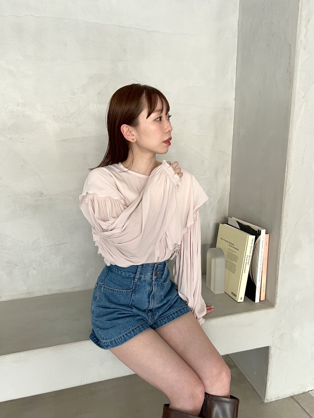 「Heather、へザー、ショートパンツ、デニム、デニムパンツ、ブラウス、BIG襟、襟付きトップス、ロングブーツ、オトナ女子、低身長女子、ピンク」｜「Heatherのデニムショートパンツ　182956（デニムパンツ、ブルー系）」を使った、みさっきーさん（レディース・154cm）の冬コーディネートの1枚目の写真
