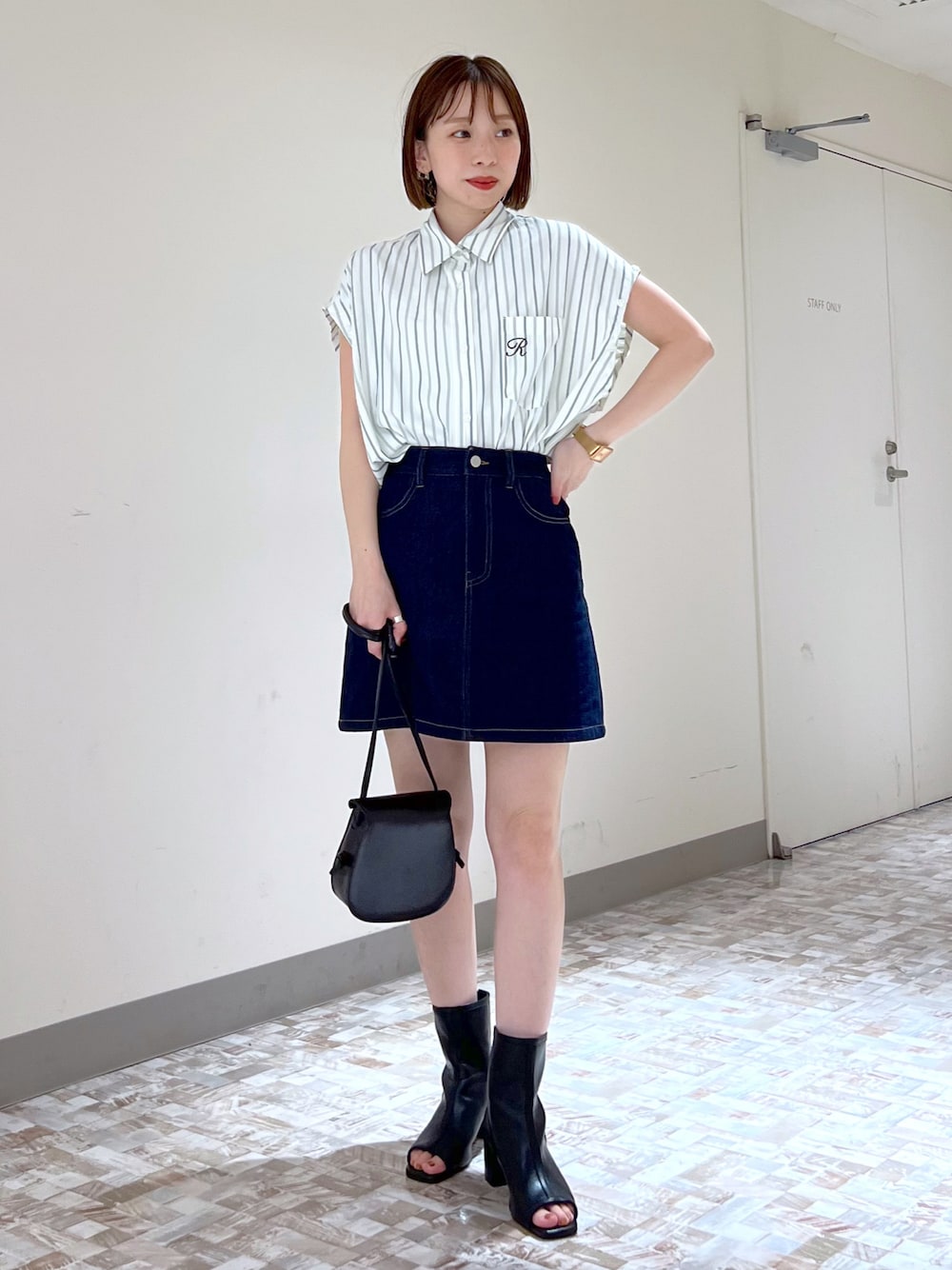 「Heather、低身長、低身長コーデ、シャツスタイル、ノースリーブ、ブーツサンダル、ミニスカート、デニムスカート、ストライプシャツ、夏コーデ、ショルダーバッグ」｜「Heatherのアソート2WAYシャツ　281784（シャツ/ブラウス、グリーン系）」を使った、みさっきーさん（レディース・154cm）の夏コーディネートの1枚目の写真
