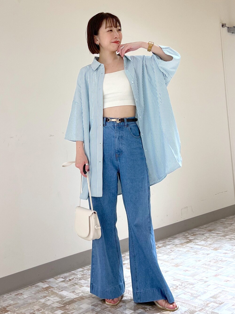 「へザー、Heather、ストライプシャツ、カジュアル、休日スタイル、夏コーデ、デニムパンツ、バギーパンツ、シャツスタイル、ゆるコーデ、クリアサンダル、デニム、シアーシャツ」｜「Heatherのバギーデニム　288234（デニムパンツ、ブルー系）」を使った、みさっきーさん（レディース・154cm）の夏コーディネートの1枚目の写真