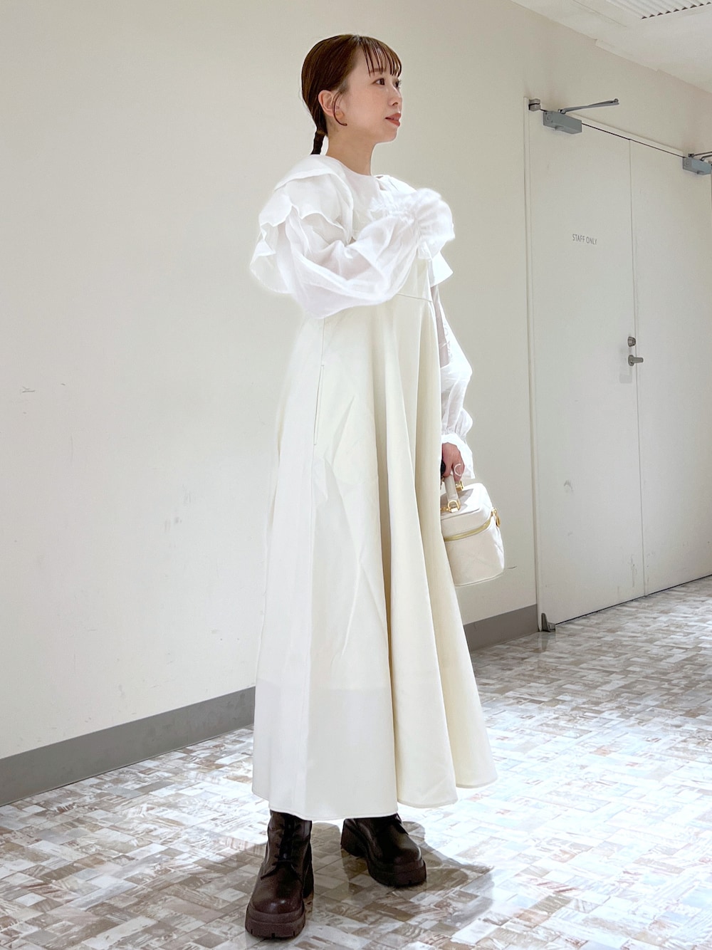 「Heather、へザー、ジャンパースカート、大人かわいい、ブラウス、オールホワイト、春カラー、レースアップシューズ、春コーデ、ワンピース、フリルトップス、バニティバッグ」｜「Heatherのステッチボリュームジャンスカ　186152（ジャンパースカート、ホワイト系）」を使った、みさっきーさん（レディース・154cm）の冬コーディネートの1枚目の写真