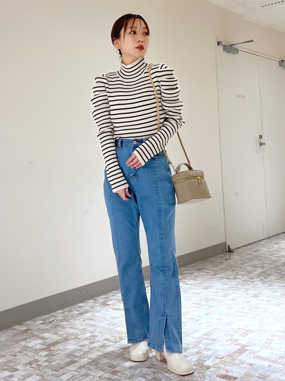 「Heather、へザー、低身長、低身長コーデ、フレアパンツ、フレアデニム、パワショル、パワショルニット、バニティバッグ、秋冬コーデ、シンプル、カジュアル、秋コーデ、おしゃれさんと繋がりたい、デニム」｜「HeatherのKUROKIフレアスリットデニム　952780（デニムパンツ、ブルー系）」を使った、みさっきーさん（レディース・154cm）の秋コーディネートの1枚目の写真