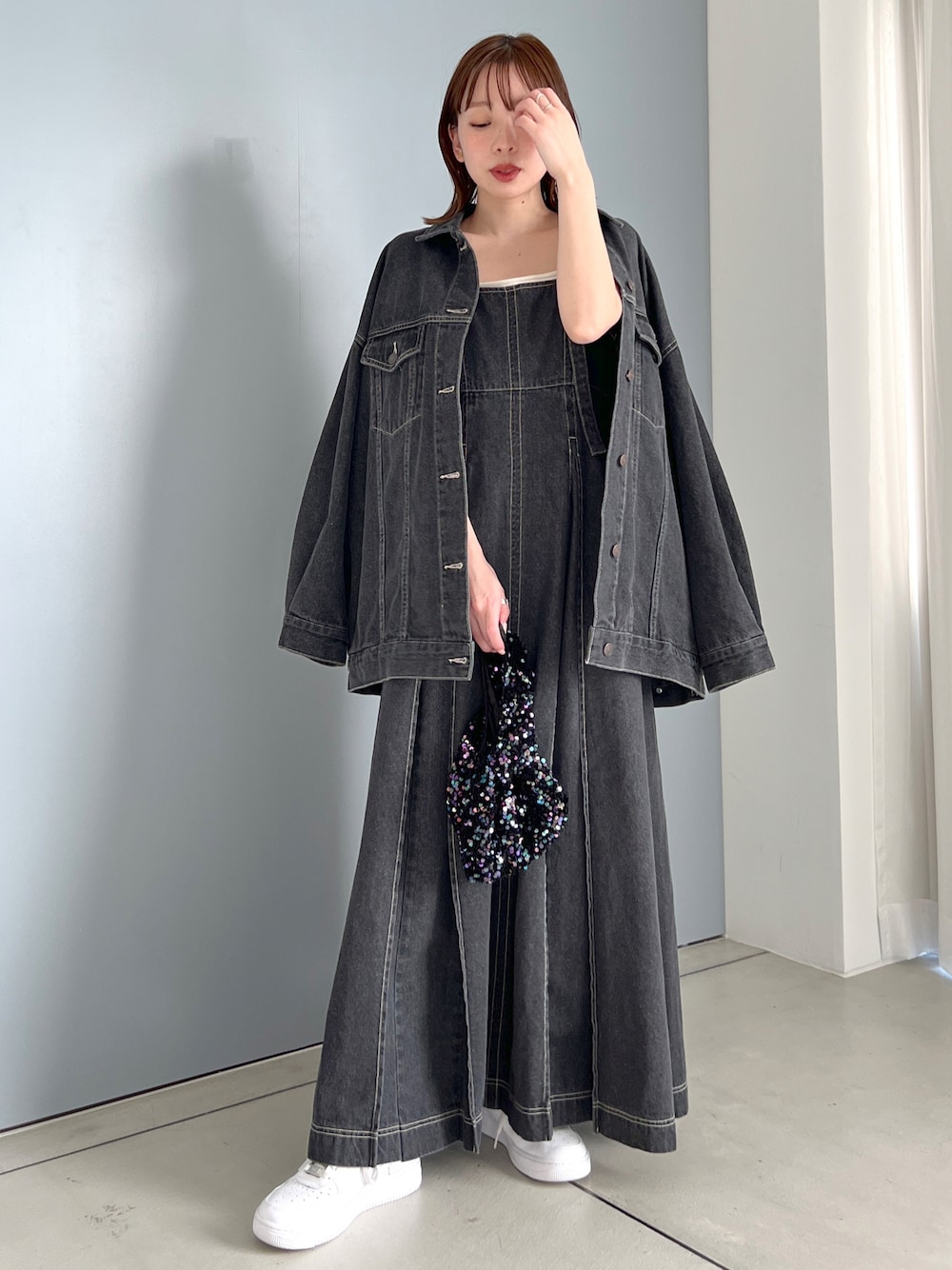 「Heather、へザー、デニムジャケット、デニムワンピース、ジャンパースカート、セットアップ、休日コーデ、シンプルコーデ、エアフォースワン、ゆったりコーデ」｜「Heatherのデニムジャンスカ　182907（ジャンパースカート、ブラック系）」を使った、みさっきーさん（レディース・154cm）の冬コーディネートの1枚目の写真