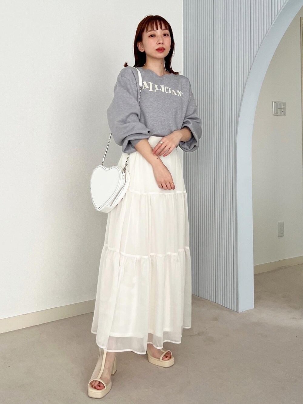 「Heather、へザー、低身長、低身長コーデ、ティアードスカート、ニット、パステル映える春、春コーデ、春服デビュー宣言、シンプルコーデ、ロングスカート、低身長女子」｜「Heatherのストームブーツサンダル　182402（サンダル、ホワイト系）」を使った、みさっきーさん（レディース・154cm）の春コーディネートの1枚目の写真