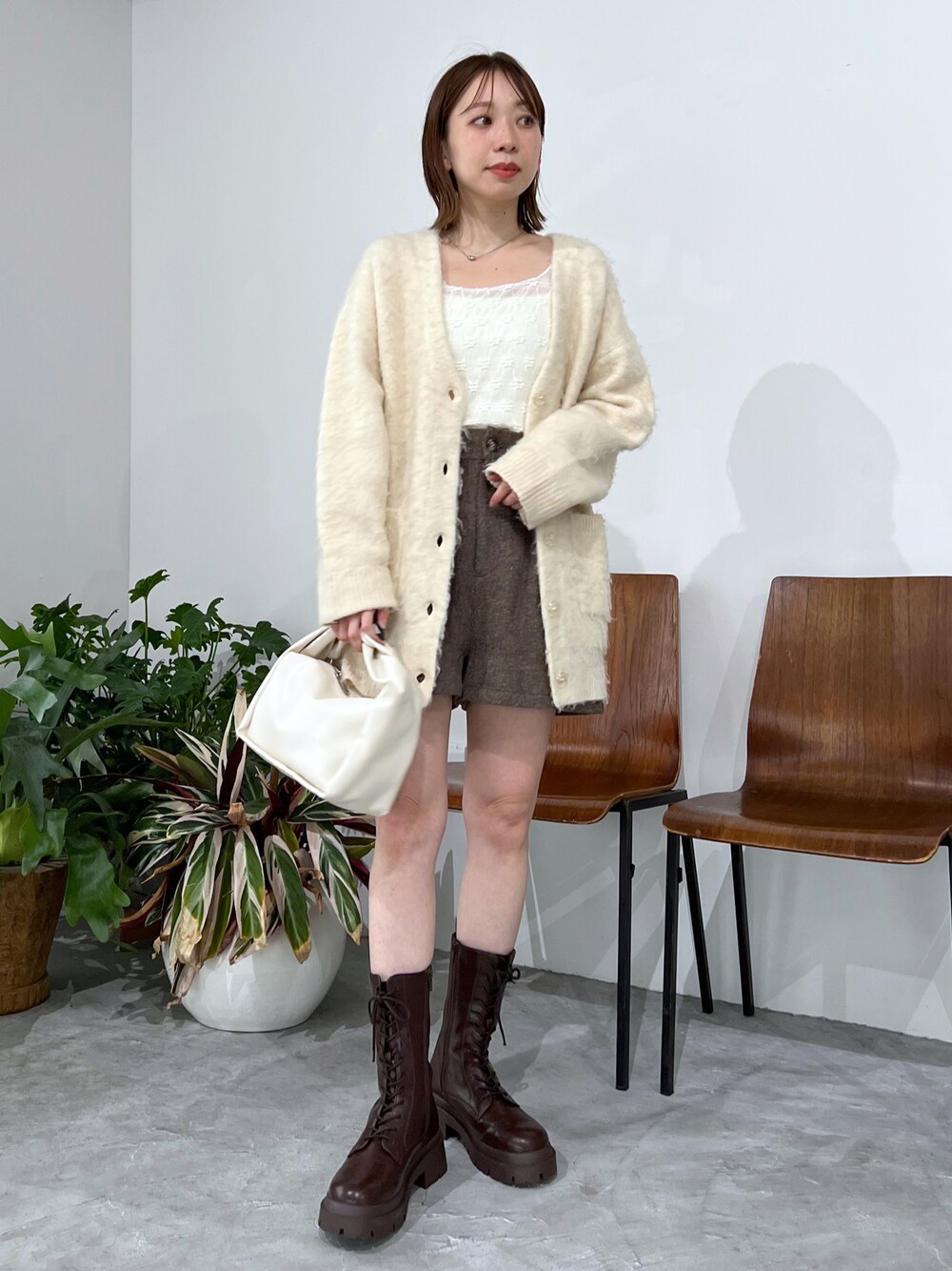 「Heather、へザー、低身長、低身長コーデ、カーディガン、ニット、ショートパンツ、へリンボーン、ミドルブーツ、レースアップシューズ、秋ルック紹介するよ、休日スタイル、ワントーンコーデ、秋冬コーデ」｜「Heatherのカラーシャギーカーディガン　171784（カーディガン/ボレロ、ホワイト系）」を使った、みさっきーさん（レディース・154cm）の秋コーディネートの1枚目の写真