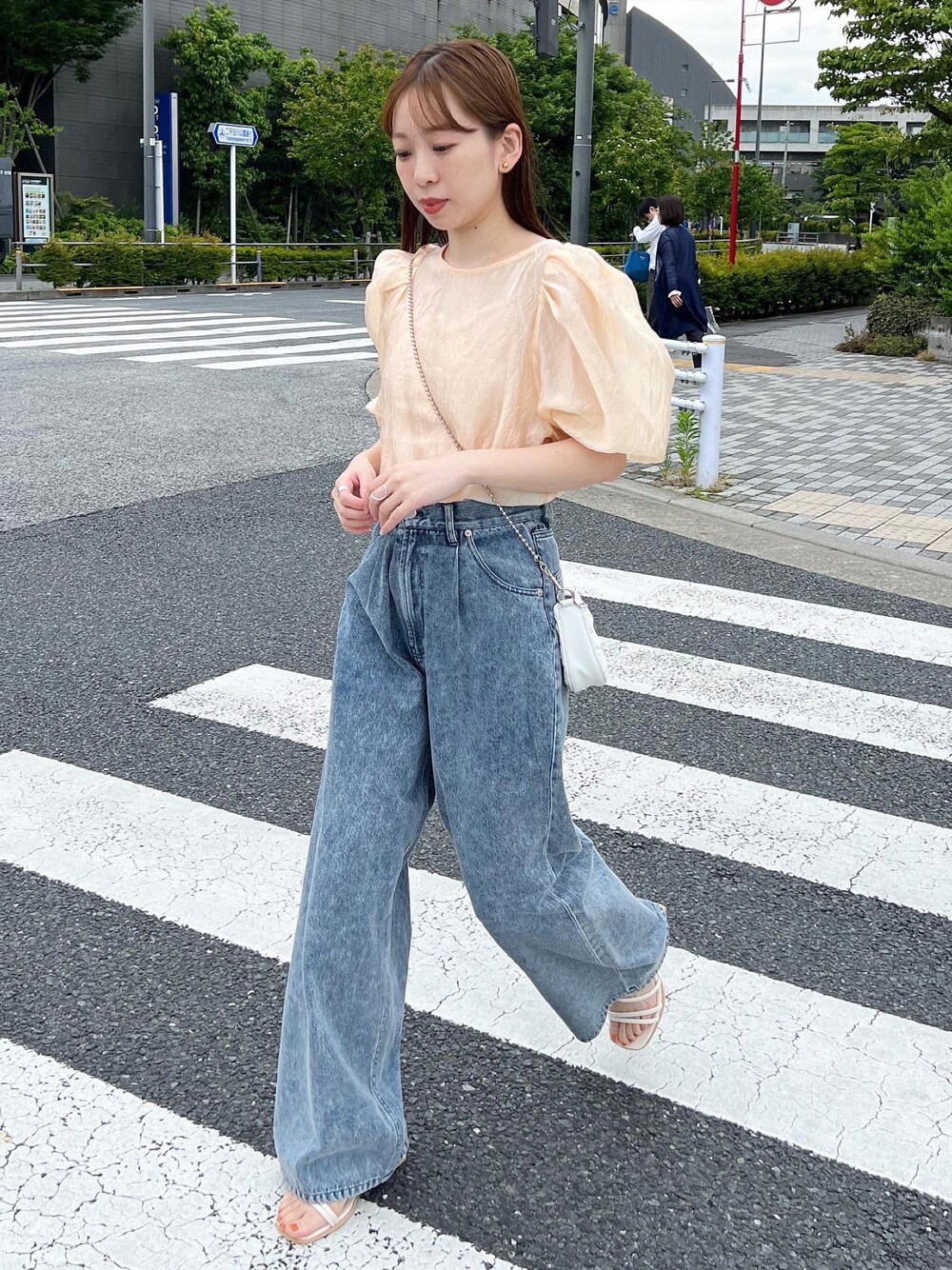 「Heather、へザー、低身長、低身長コーデ、デニム、デニムパンツ、ワイドパンツ、ブラウス、パフスリーブ、シンプルスタイル、オトナカワイイ、初夏コーデ、パンツコーデ」｜「Heatherのハイウエストデニムワイドパンツ　184434（デニムパンツ、ブルー系）」を使った、みさっきーさん（レディース・154cm）の夏コーディネートの1枚目の写真