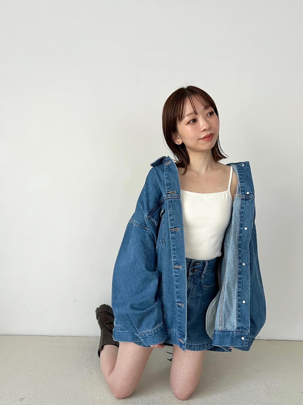「Heather、へザー、セットアップ、デニムジャケット、デニムパンツ、ショートパンツ、シンプル、デニムセットアップ、オーバーサイズ、低身長、低身長コーデ、大人かわいい」｜「Heatherのデニムジャケット　182909（デニムジャケット、ブルー系）」を使った、みさっきーさん（レディース・154cm）の冬コーディネートの1枚目の写真