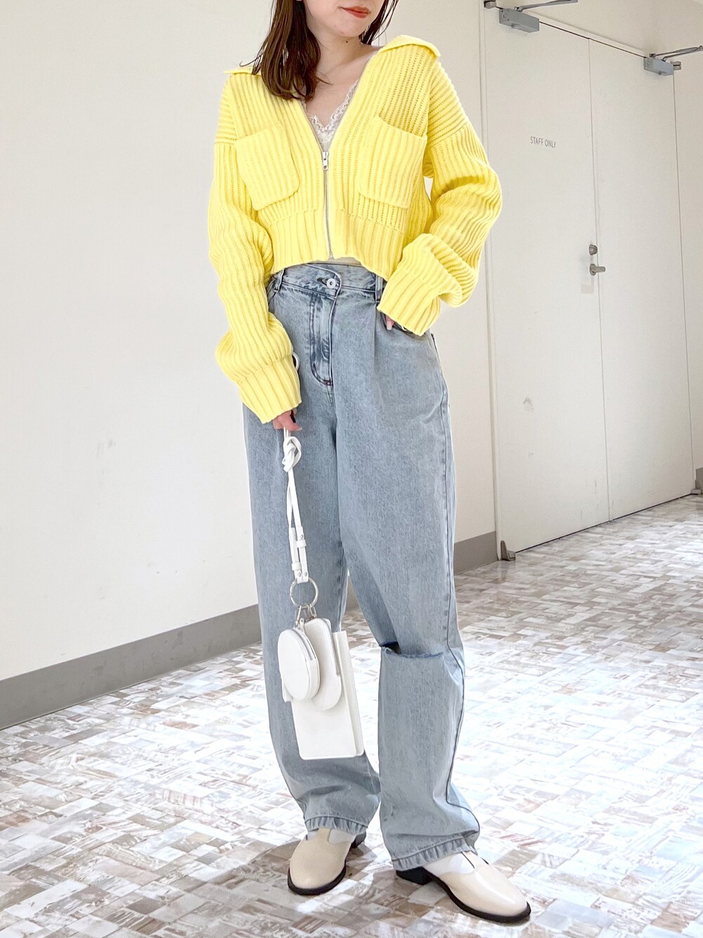 「Heather、低身長、低身長コーデ、クラッシュデニム、ダメージデニムパンツ、ハイウエスト、ニット/セーター、ZIPニット、オトナカジュアル、カラーニット、カラーコーデ、キャップ」｜「Heatherのタッククラッシュデニム　263930（デニムパンツ、ブルー系）」を使った、みさっきーさん（レディース・154cm）の冬コーディネートの1枚目の写真