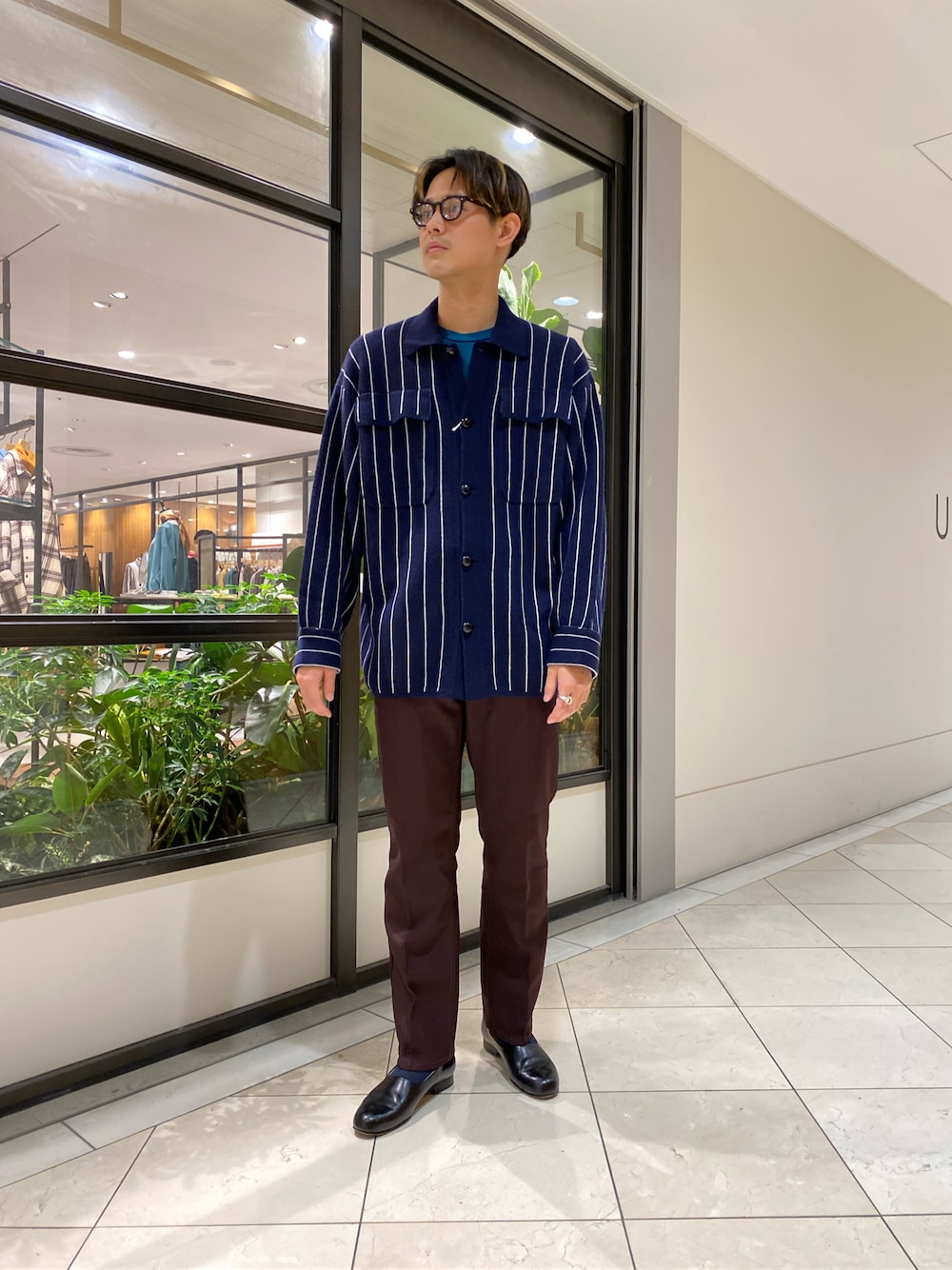 「秋のコーデ、シンプルスタイル、秋服、メガネ男子、フレアパンツ、スラックス、ニット、キレイめ」｜「CURRENTAGEのアイテム（ジャケット/アウター、ブルー系）」を使った、カネミツさん（メンズ・181cm）の秋コーディネートの1枚目の写真