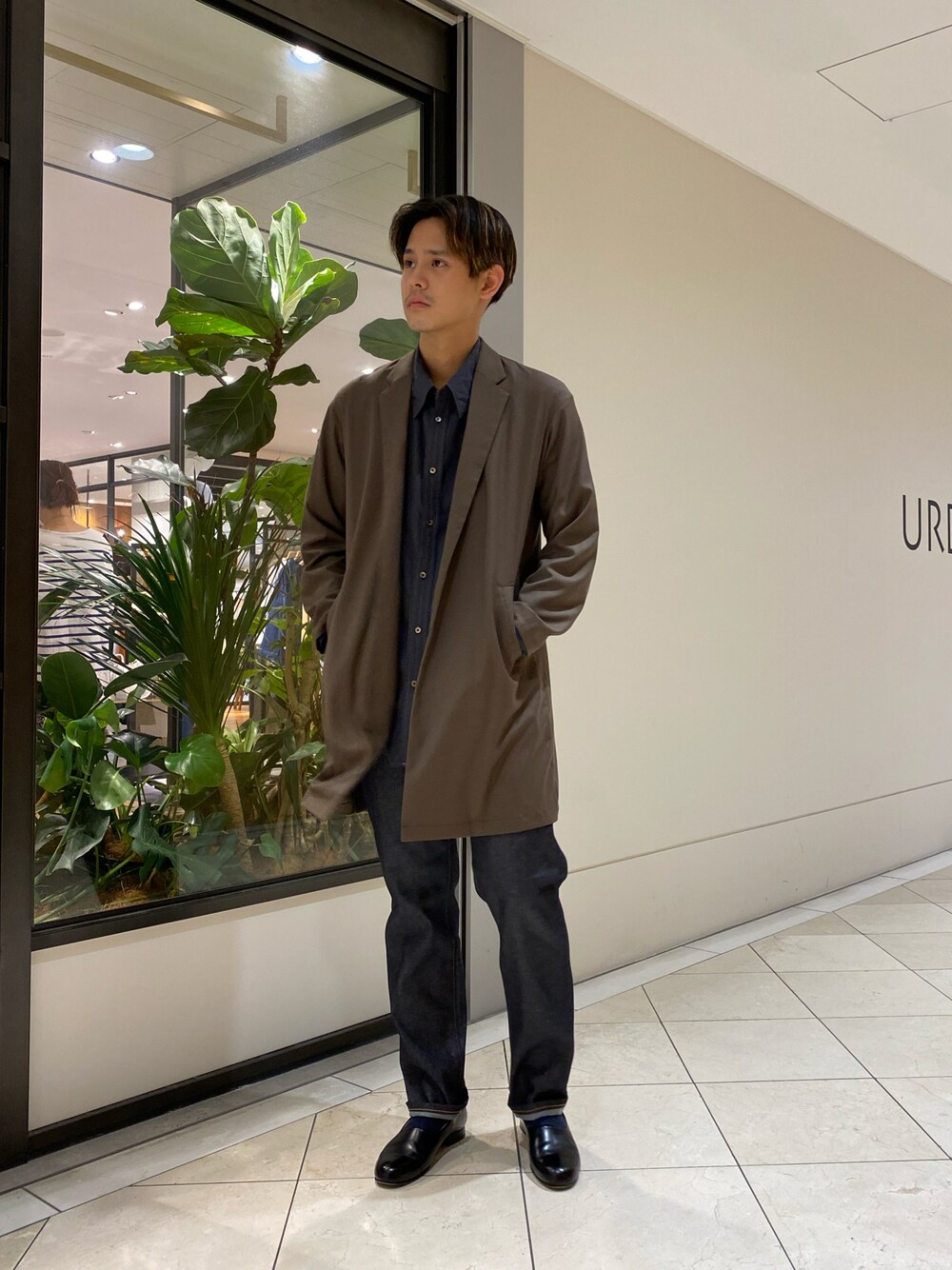 「秋のコーデ、シンプルコーデ、キレイめ、カーディガン、コート、シャツスタイル、アウター、革靴」｜「URBAN RESEARCHのスーピマ DENIM パンツスリム #RAMONE　by SHIOTA（デニムパンツ、ブルー系）」を使った、カネミツさん（メンズ・181cm）の秋コーディネートの1枚目の写真