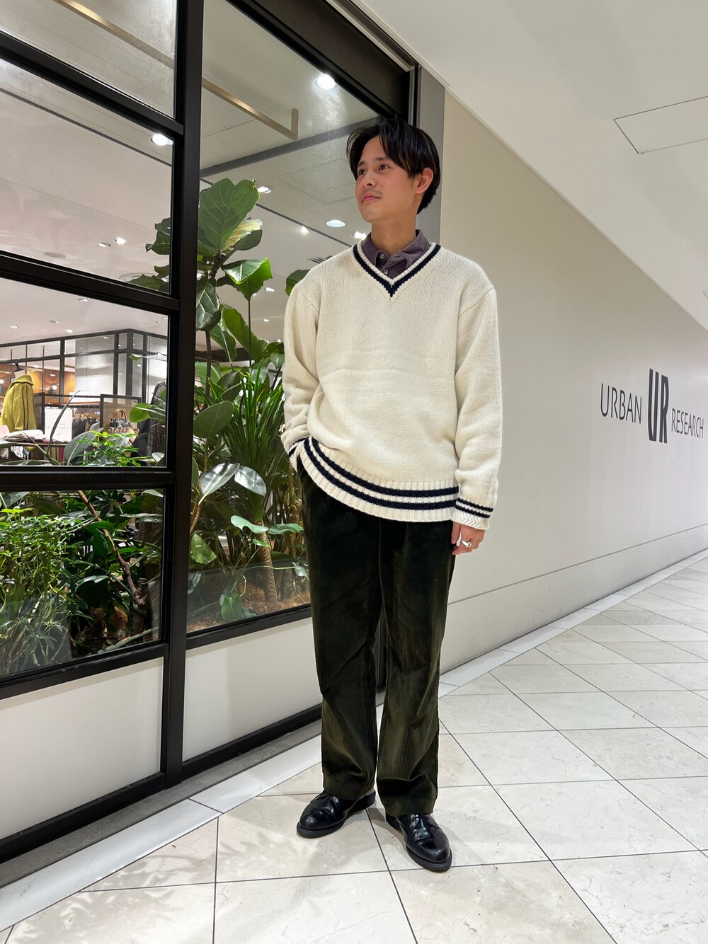 「クリスマスに着たい服、休日スタイル、シンプル、冬、きれいめカジュアル、キレイめ、ニット、ワイドパンツ、コーデュロイ、レイヤードスタイル」｜「URBAN RESEARCHのメリノウールチルデンニット（ニット/セーター、ホワイト系）」を使った、カネミツさん（メンズ・181cm）の冬コーディネートの1枚目の写真