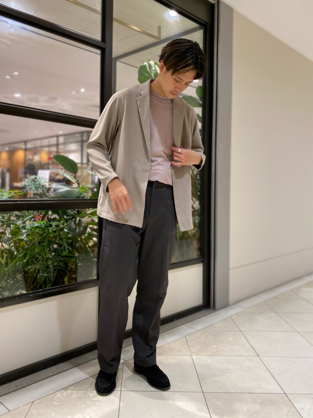 「シンプル、秋のコーデ、秋服準備はじめました、ワイドパンツ、スラックス、トレンド、カーディガン、セットアップ、ジャケット」｜「URBAN RESEARCHのCOSEI　STRAIGHT TROUSER（スラックス、グレー系）」を使った、カネミツさん（メンズ・181cm）の夏コーディネートの1枚目の写真