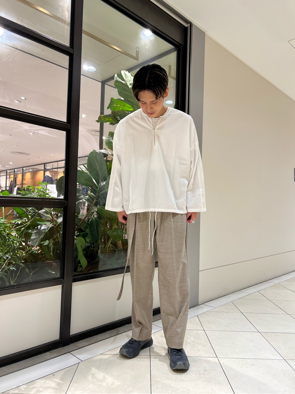 「秋服、秋トレンド2021、シンプルスタイル、カジュアル、スニーカーコーデ、ビッグシルエット、リラックススタイル、スラックス、ワイドパンツ」｜「SEEALLのアイテム（シャツ/ブラウス、ホワイト系）」を使った、カネミツさん（メンズ・181cm）の秋コーディネートの1枚目の写真