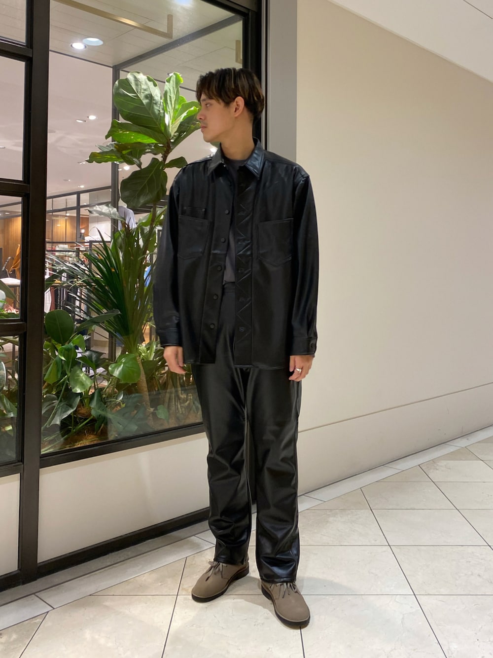 「秋のコーデ、秋コーデ、革靴、ミリタリー、セットアップ、レザー、レザージャケット、カジュアルコーデ、秋服準備はじめました、秋トレンド2021、モード」｜「Wranglerのアイテム（パンツ、ブラック系）」を使った、カネミツさん（メンズ・181cm）の秋コーディネートの1枚目の写真