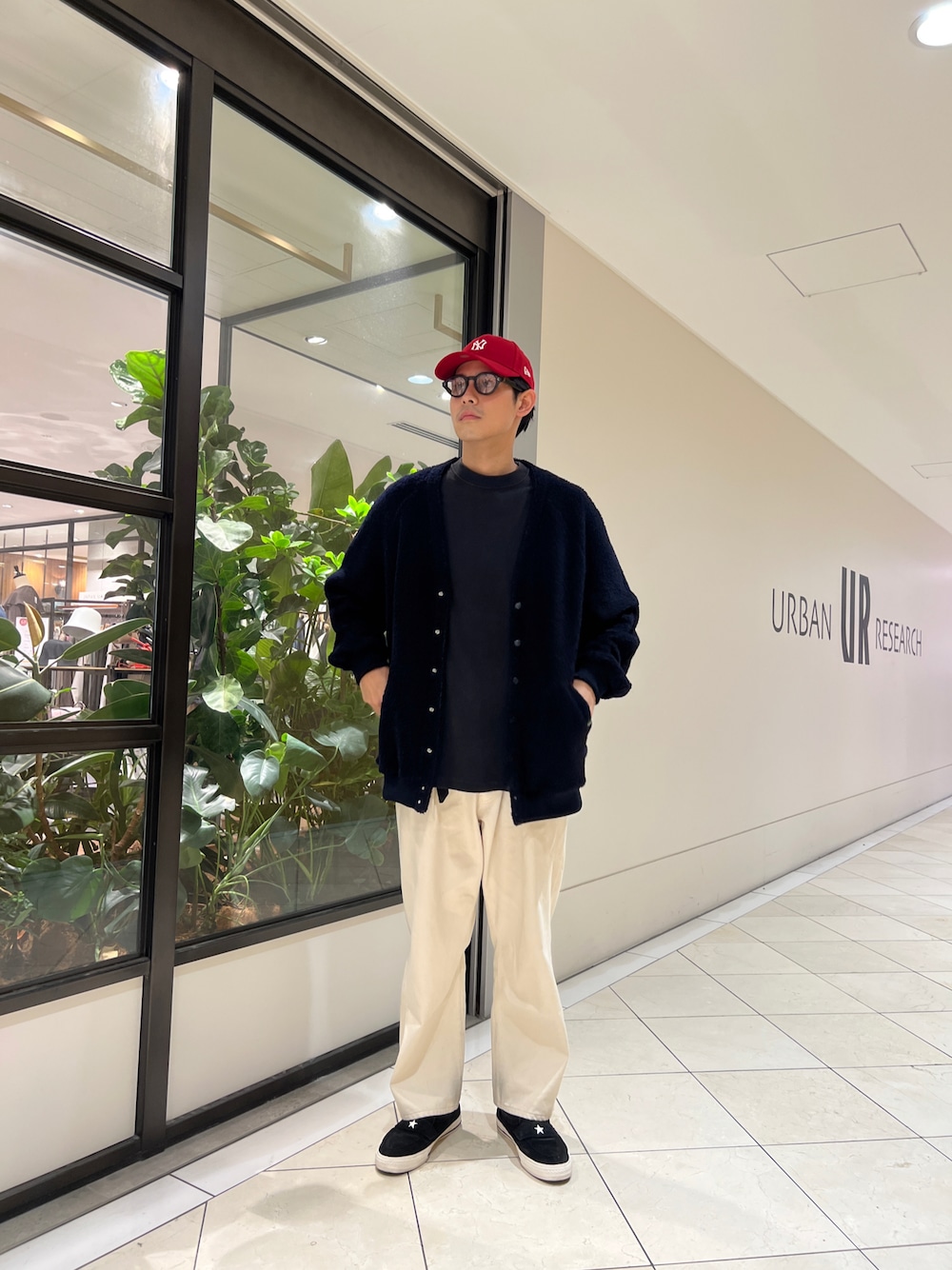 「オトナカジュアル、ビッグシルエット、スニーカーコーデ、秋コーデ、デニムパンツ、ワイドパンツ、シンプルコーデ、冬コーデ、ワイドデニム、キャップ、カーディガン」｜「NEW ERAのアイテム（キャップ、レッド系）」を使った、カネミツさん（メンズ・181cm）の秋コーディネートの1枚目の写真