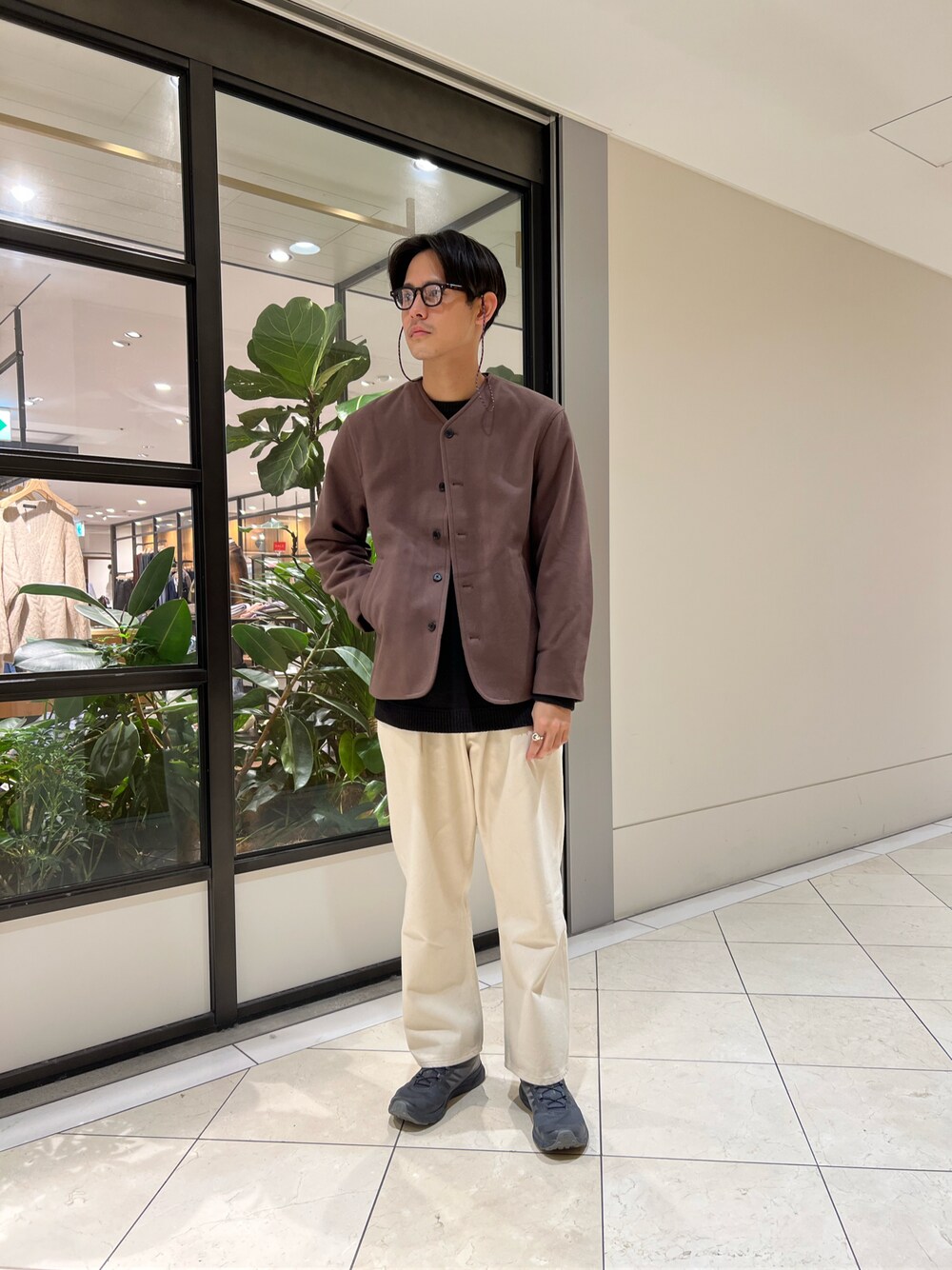 「秋コーデ、休日スタイル、スニーカー、オトナカジュアル、ワイドパンツ、カジュアル、メガネ男子、白パンツ」｜「URBAN RESEARCHのUR TECH 起毛ノーカラーブルゾン（ブルゾン、ブラウン系）」を使った、カネミツさん（メンズ・181cm）の秋コーディネートの1枚目の写真