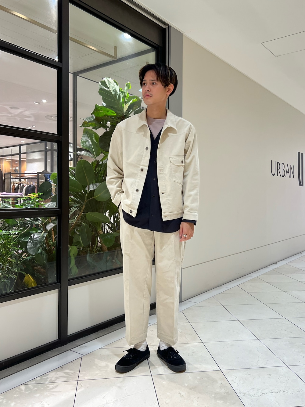 「だから秋服が好き、シンプルスタイル、オトナカジュアル、秋のコーデ、秋トレンド2021、コーデュロイ、セットアップ、ジャケット、シンプル、シャツ」｜「URBAN RESEARCHのUR TECH 10Wコーデュロイタックパンツ（その他パンツ、ホワイト系）」を使った、カネミツさん（メンズ・181cm）の秋コーディネートの1枚目の写真