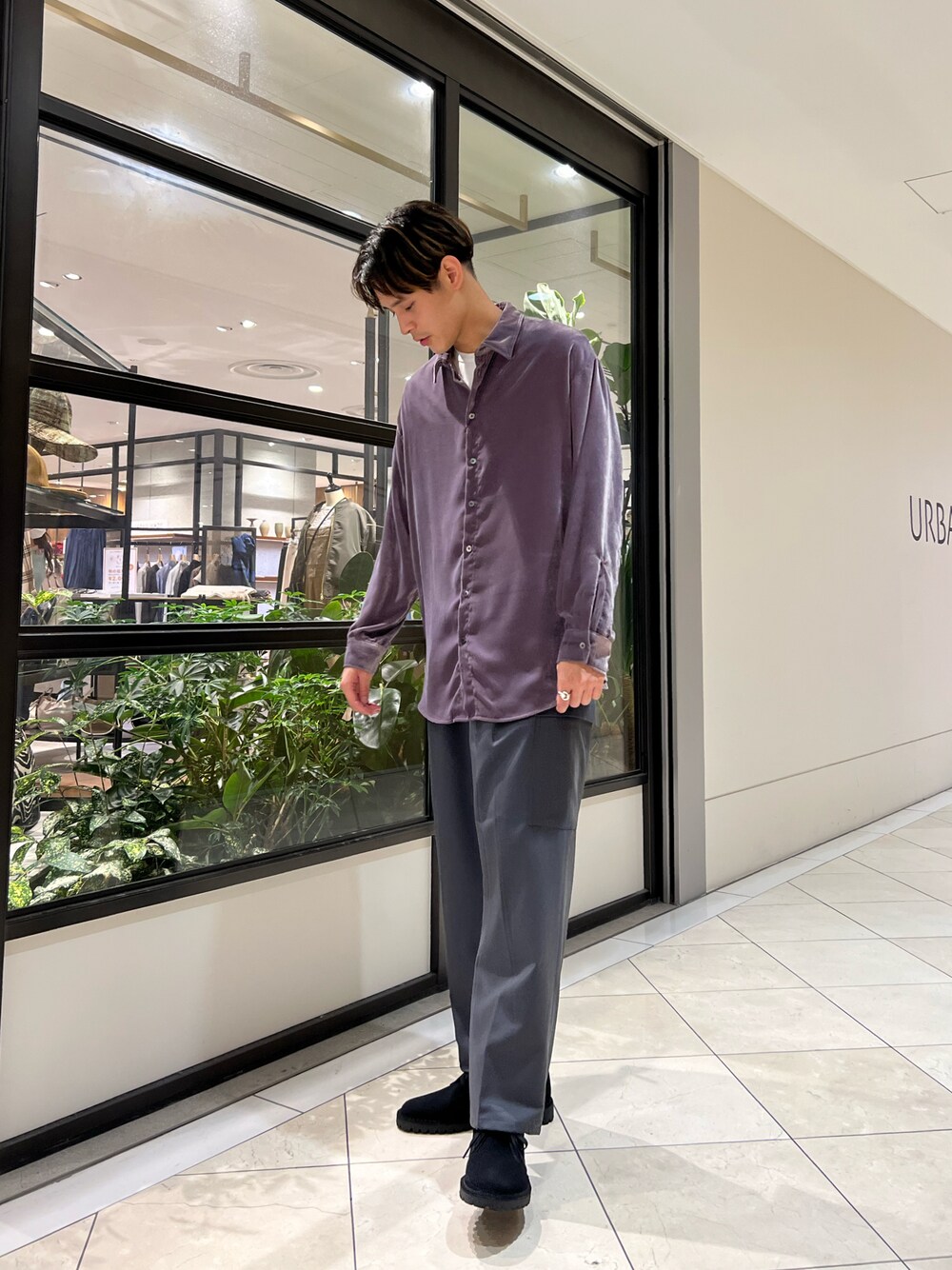 「シンプルコーデ、秋コーデ、きれいめカジュアル、ワイドパンツ、カーゴパンツ、シャツスタイル、シャツ、革靴、ベロア」｜「ClarksのClarks　DESERT BOOT（ブーツ、ブラック系）」を使った、カネミツさん（メンズ・181cm）の秋コーディネートの1枚目の写真