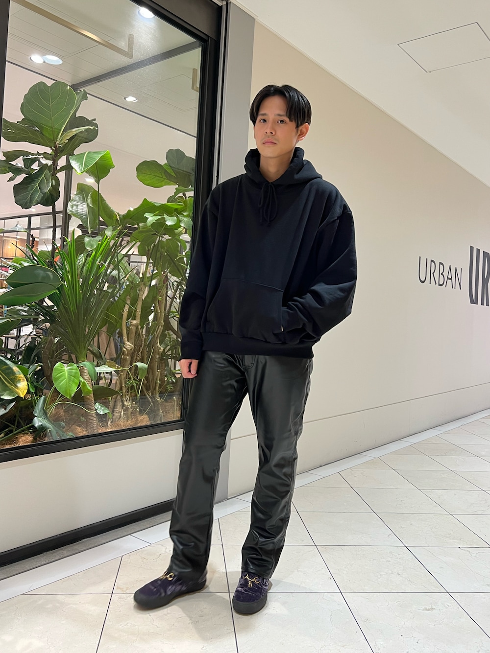 「レザー、ブラック、ワントーンコーデ、ブラックコーデ、冬コーデ、大人カジュアル、大人コーデ、シンプルコーデ、カジュアルコーデ、秋コーデ、レザーパンツ」｜「URBAN RESEARCHの【別注】HAUS AM HORN×LOS ANGELS APPAREL HOODIE（パーカー、ブラック系）」を使った、カネミツさん（メンズ・181cm）の秋コーディネートの1枚目の写真
