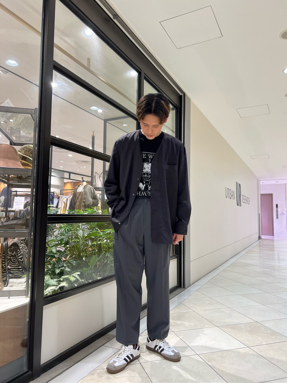 「秋服、スニーカー、カジュアル、ブラックコーデ、秋トレンド2021、ミリタリー、ワイドパンツ、シャツスタイル」｜「URBAN RESEARCH IDのアイテム（Tシャツ/カットソー、ブラック系）」を使った、カネミツさん（メンズ・181cm）の秋コーディネートの1枚目の写真